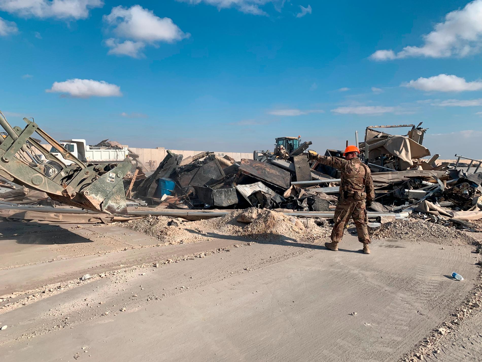 Amerikanska soldater städar upp efter en iransk attack mot flygbasen Ain al-Asad i januari 2020.