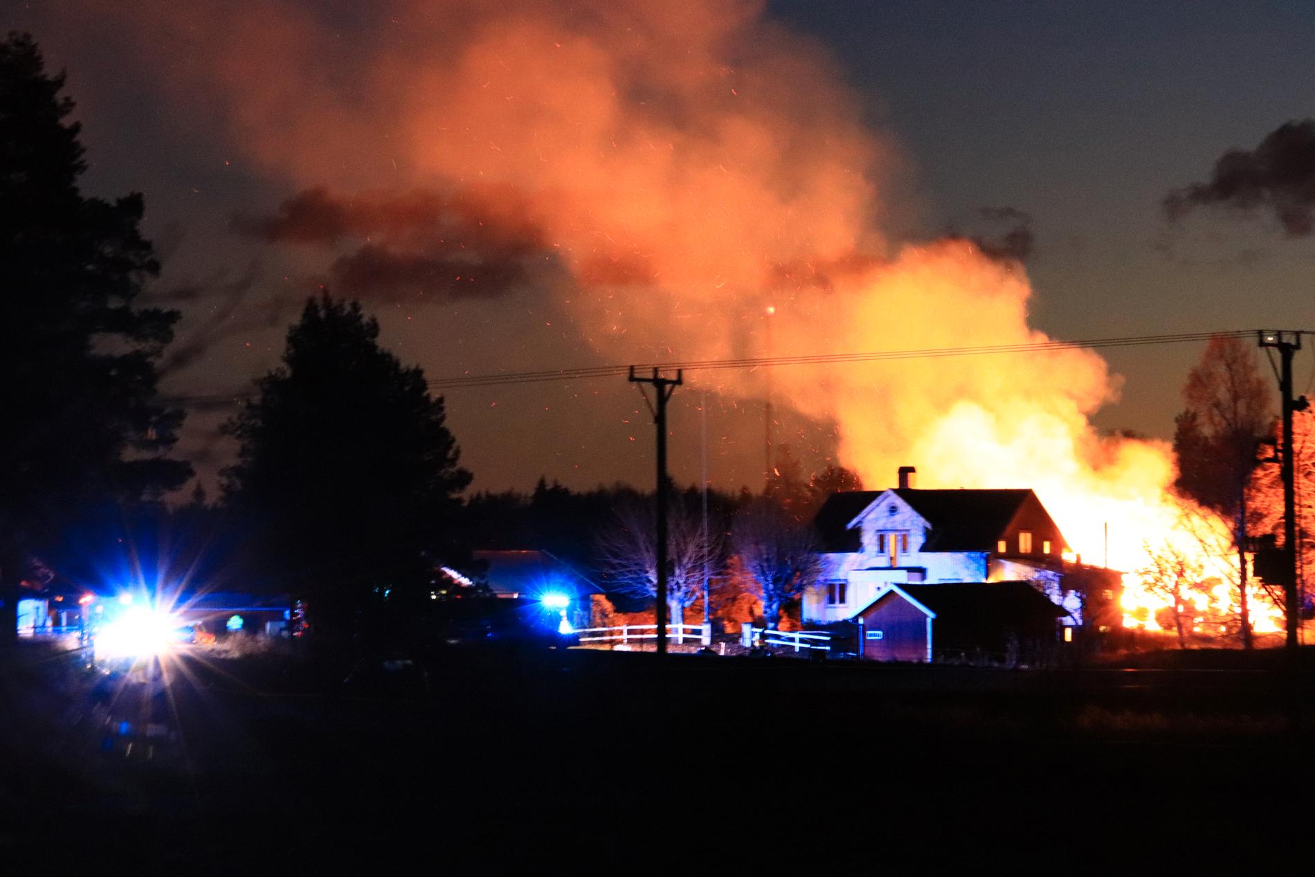 Fullt utvecklad brand i villa i Mariestad.