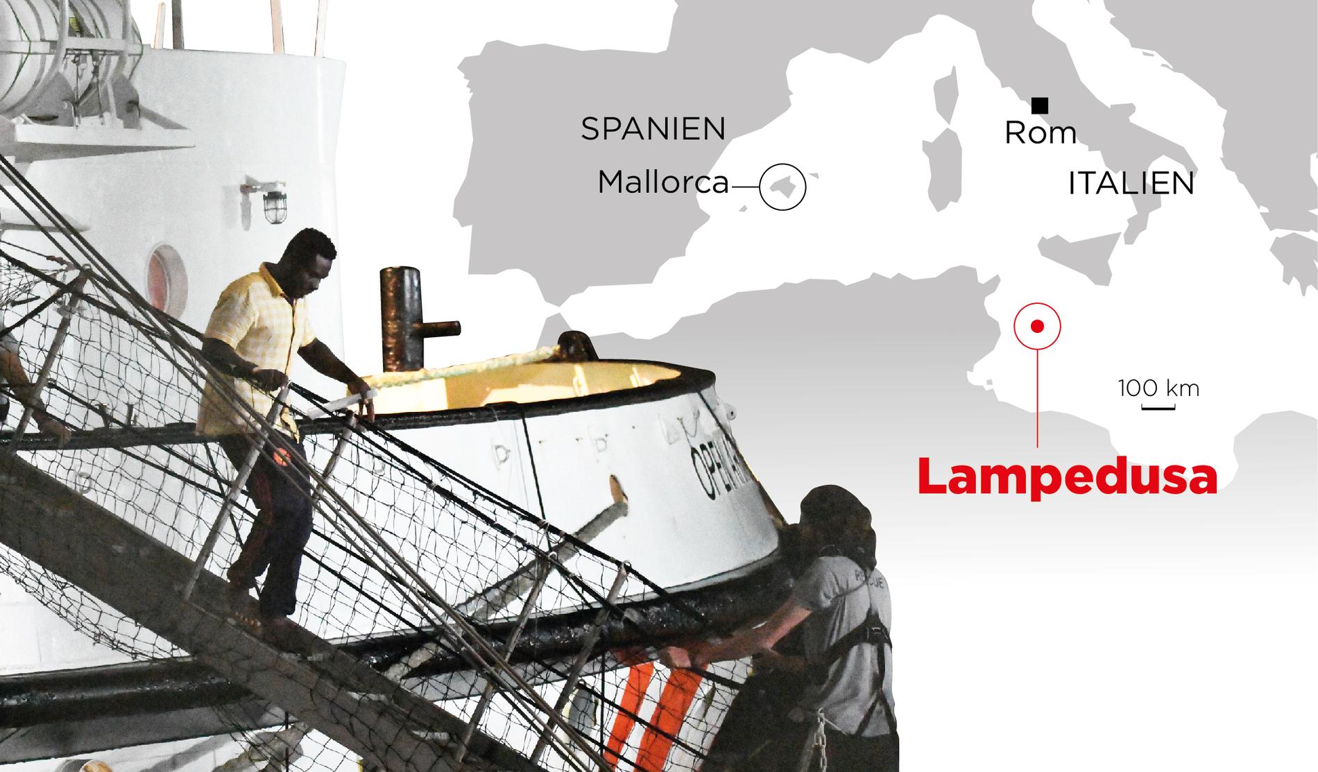 En man lämnar fartyget Open Arms som i närmare tre veckor vägrats lägga till på Lampedusa.