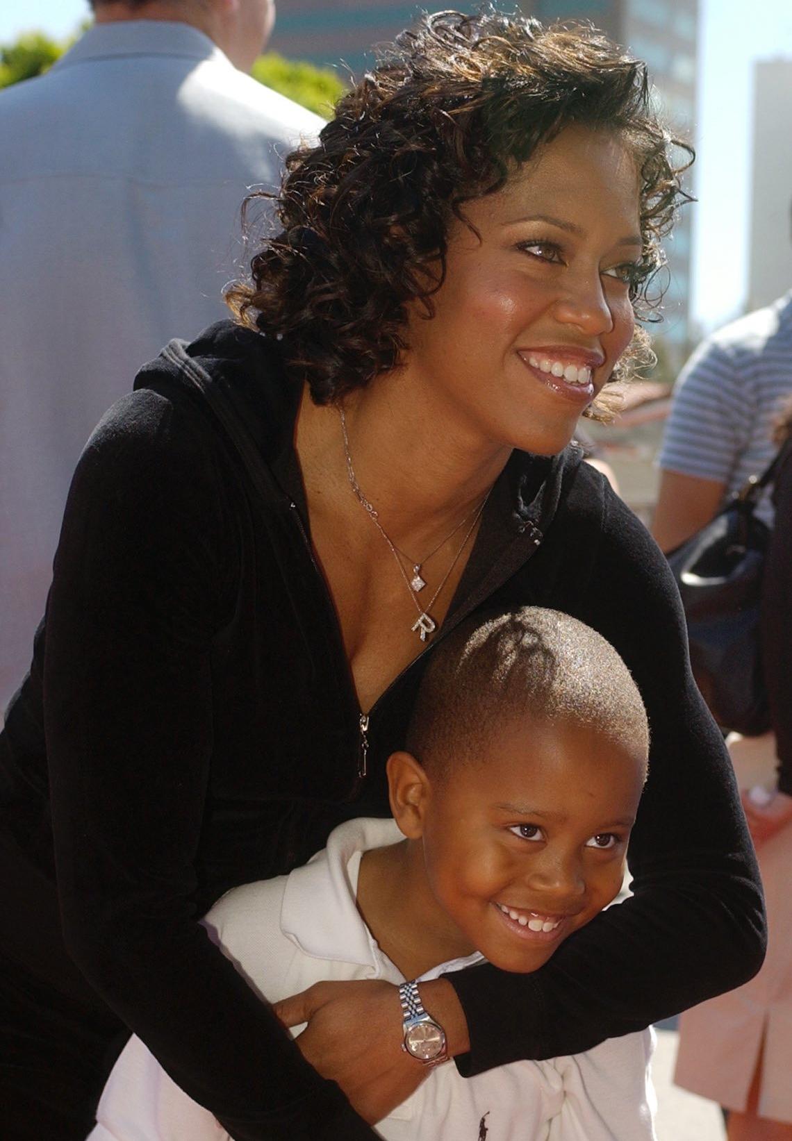 Regina King med sin son på premiären av ”Daddy day care” 2003.