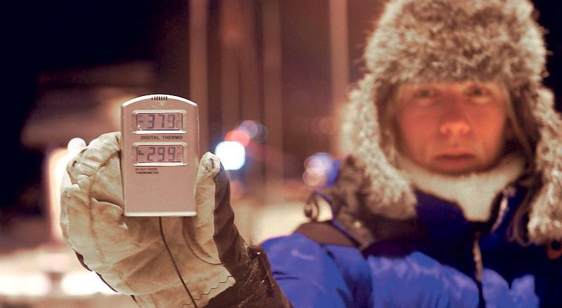 Hemavan 02.45 – minus 37,9 Åsa Ramström håller upp en termometer som visar gårdagens kallaste temperatur: minus 37, 9 grader.