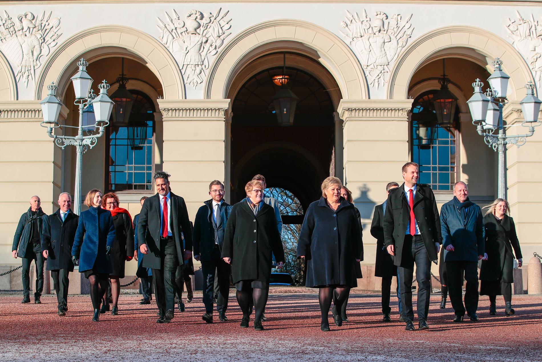 Norges nya regering kommer ut på Slottsplassen i Oslo.