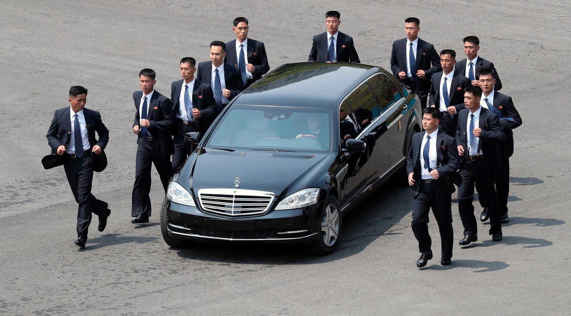 Nordkoreanska säkerhetsvakter följde med Kim Jong-uns bil under mötet med den sydkoreanska ledaren tidigare i år. 