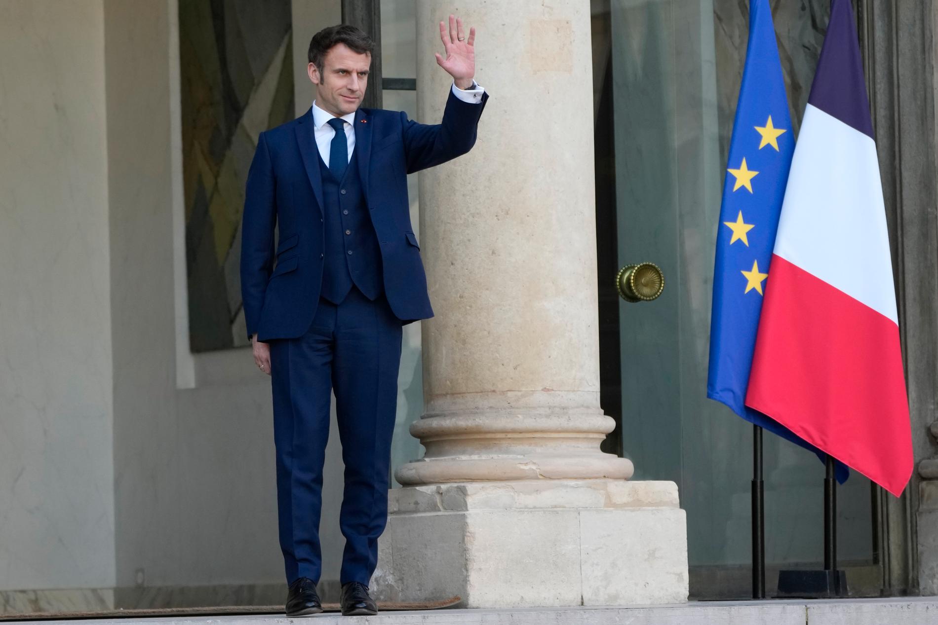 President Emmanuel Macron utanför Élysée-palatset i Paris.