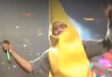 Harry Styles går fullständigt bananas