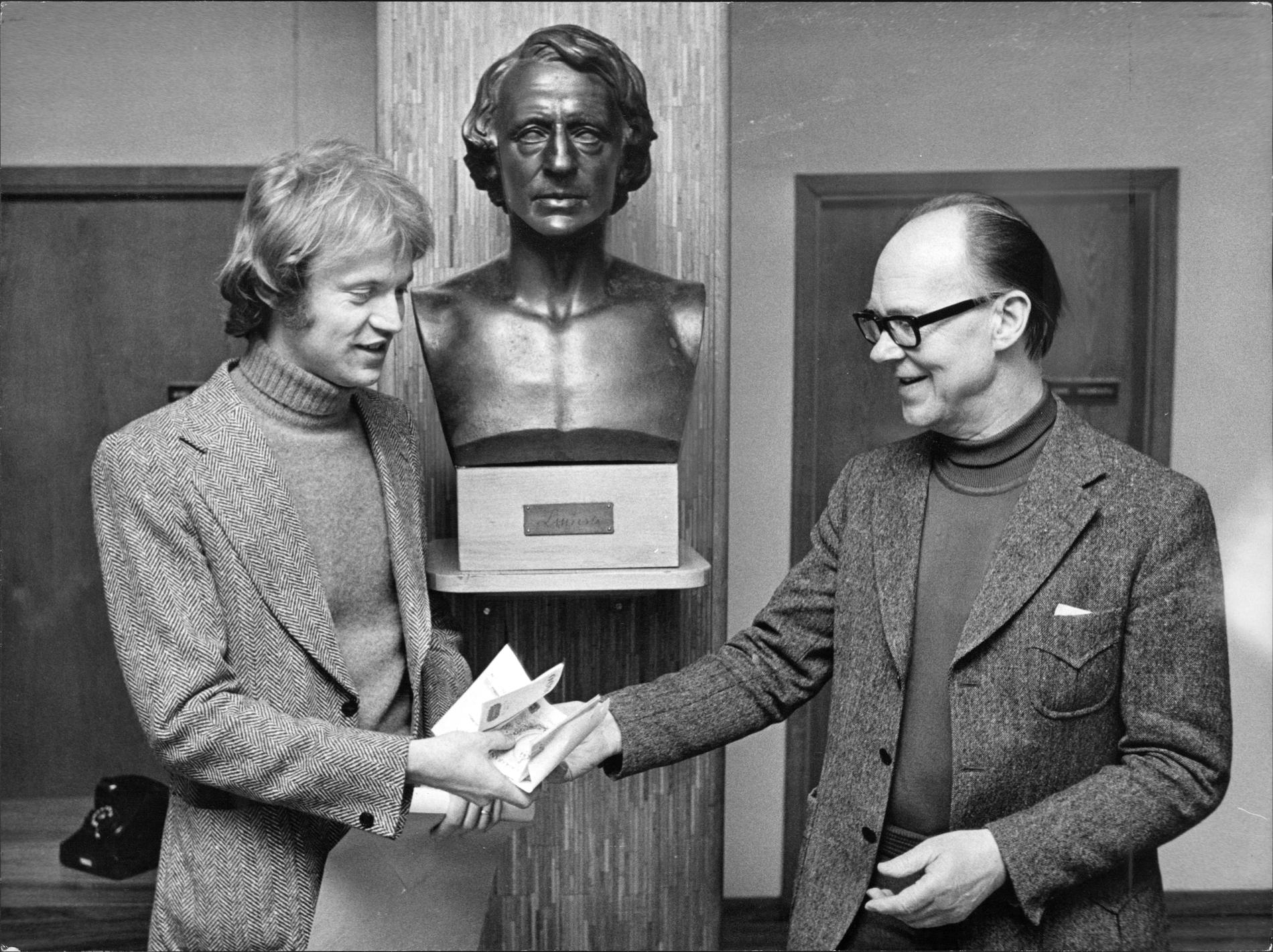 Göran Hägg fick Aftonbladets litteraturpris 1974 förr novellsamlingen ”Den gyllene triangeln”. Till höger Karl Vennberg, dåvarande kulturchef på Aftonbladet.