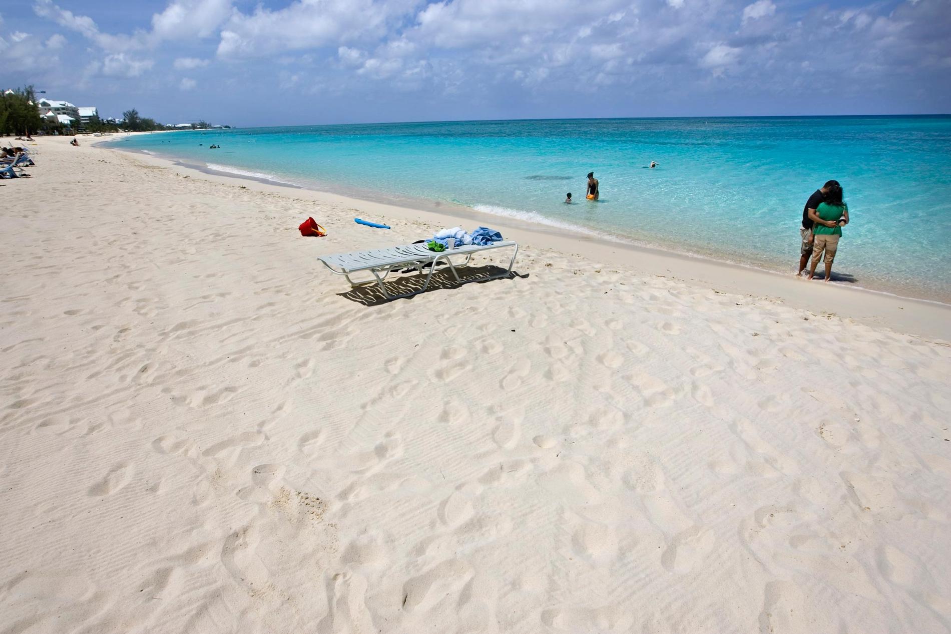 7. Seven Mile Beach, Caymanöarna Trots sitt namn är stranden bara 5,5 miles (knappt nio kilometer) lång. Men fin är den hur som helst med len sand och kristallklart vatten – drömmen om Karibien i verkligheten! Sök flyg till Caymanöarna