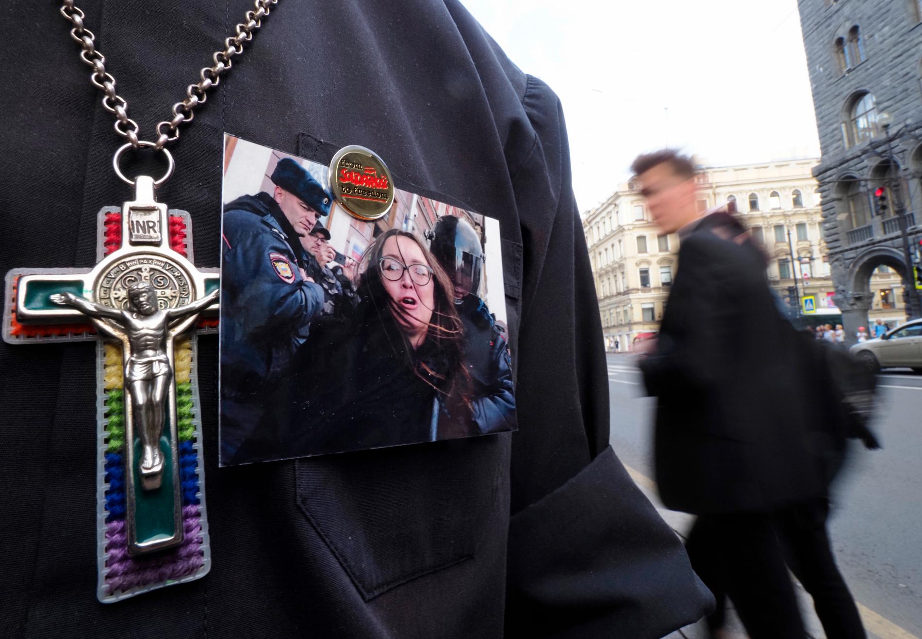 En bild av mördade Jelena Grigorjeva pryder ett skjortslag under en sorgemanifestation i Sankt Petersburg.