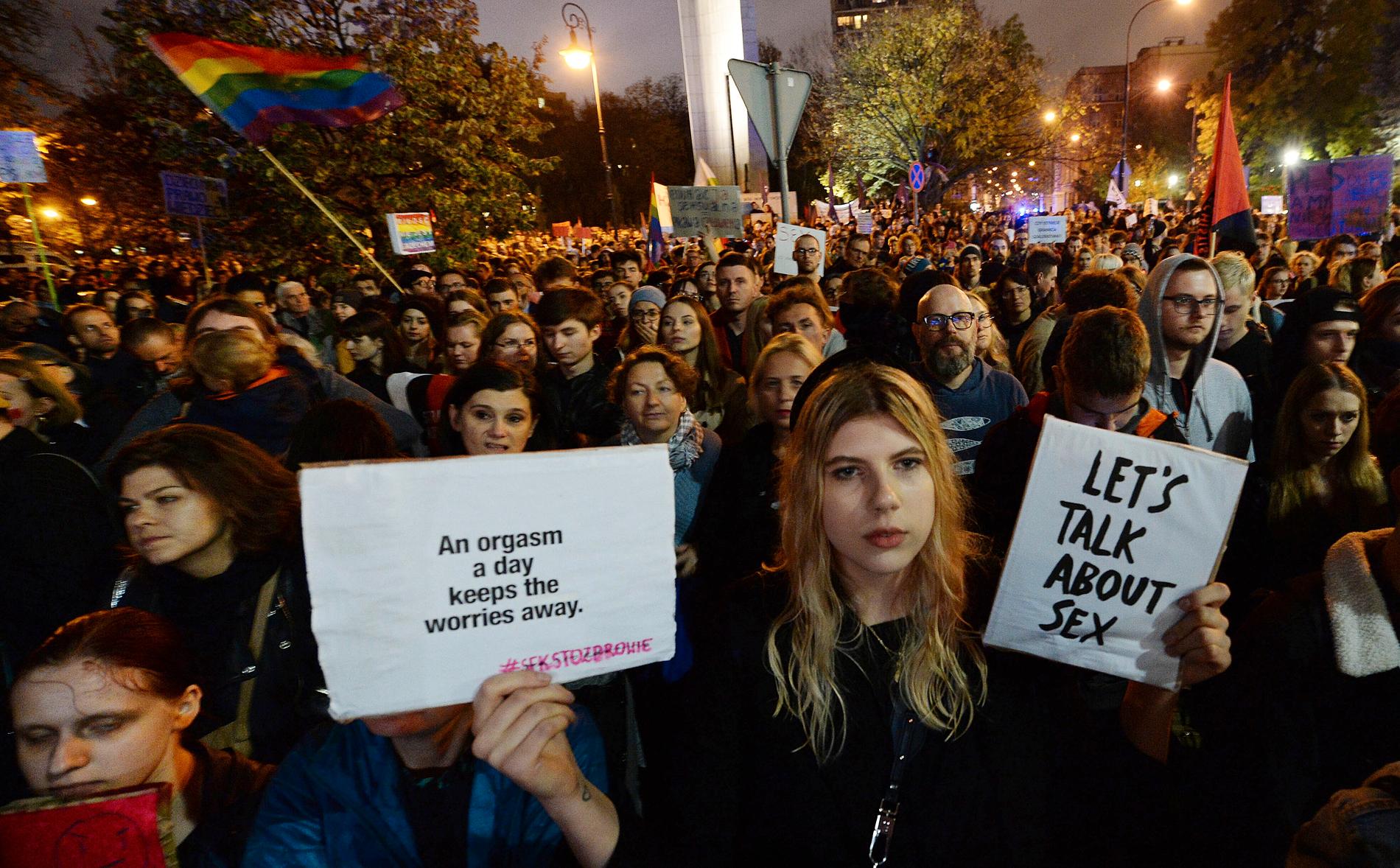 Demonstration i Warszawa i oktober då parlamentet diskuterade ett lagförslag om att förbjuda sexundervisning för minderåriga. Arkivfoto.