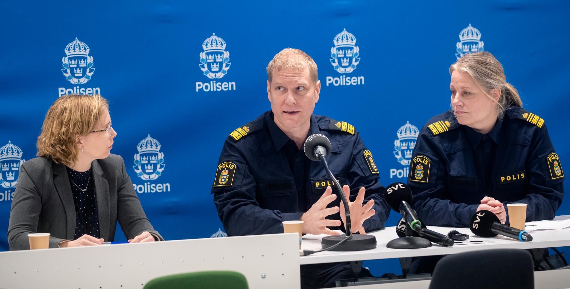 Åklagare Karin Everitt, lokalpolisområdeschef Josef Wiklund och Veronica Andersson, chef för utredningsenheten på Polisen Västernorrland, under en pressträff efter det stora tillslaget i Sundsvall i januari. Arkivbild.