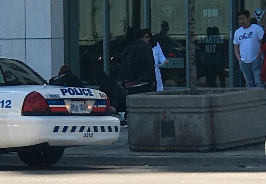 Ett offer får hjälp efter att en vit skåpbil har kört in i och skadat ett antal fotgängare på en trottoar i Toronto.