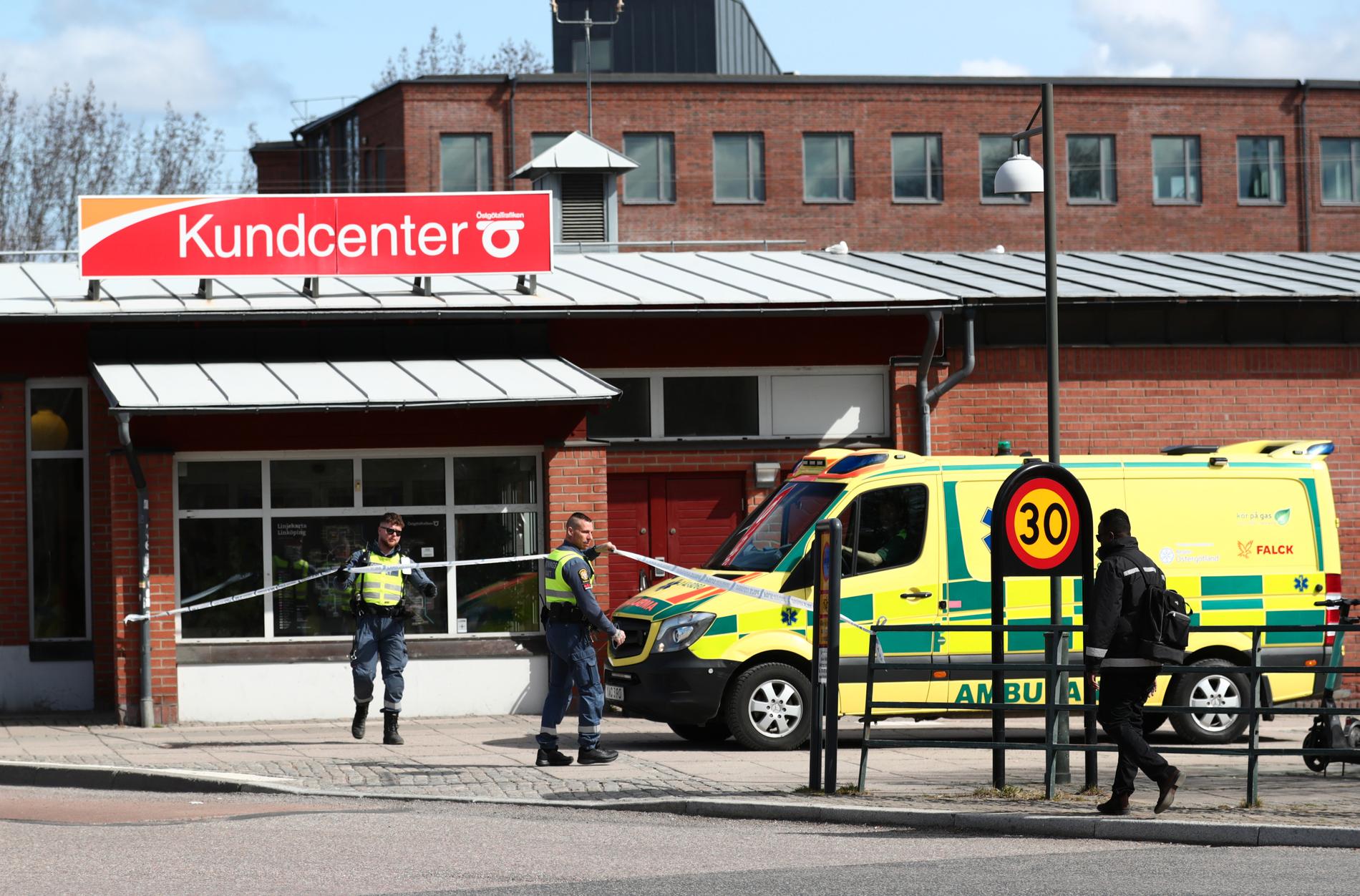 En kvinna dödades vid ett överfall vid järnvägsstationen i Linköping.