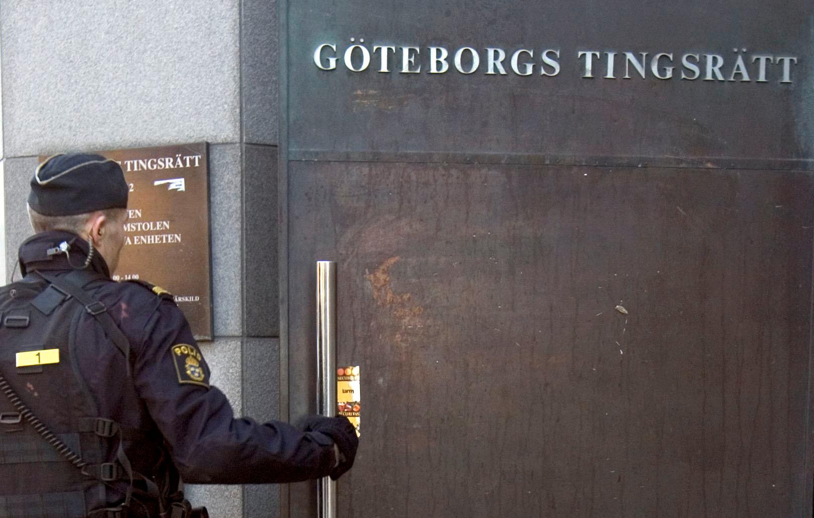 En man i 50-årsåldern döms i Göteborgs tingsrätt bland annat för att ha knivhuggit en polis. Arkivbild.