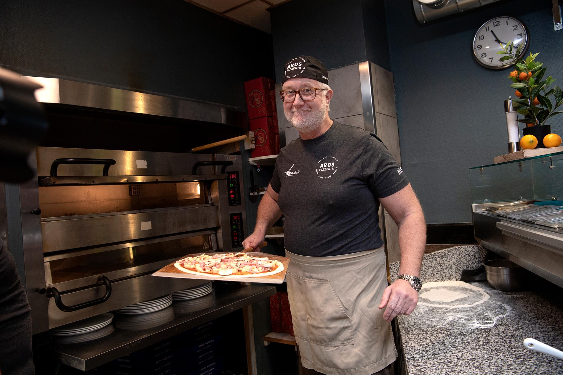 Johan Pehrson bakar pizza i Västerås.