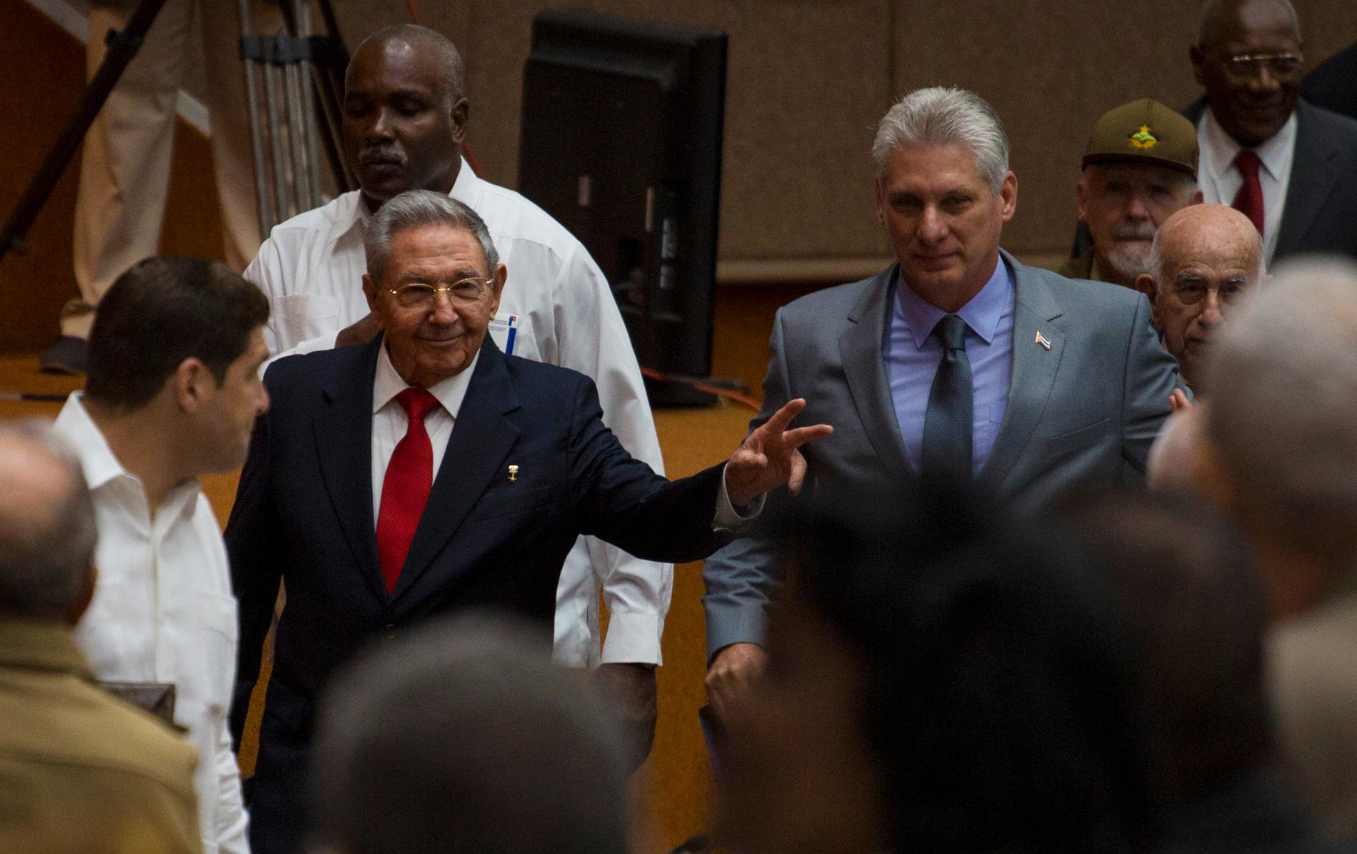 Kubas president Raúl Castro och hans tilltänkte efterträdare, vicepresident Miguel Diaz-Canel i nationalförsamlingen.