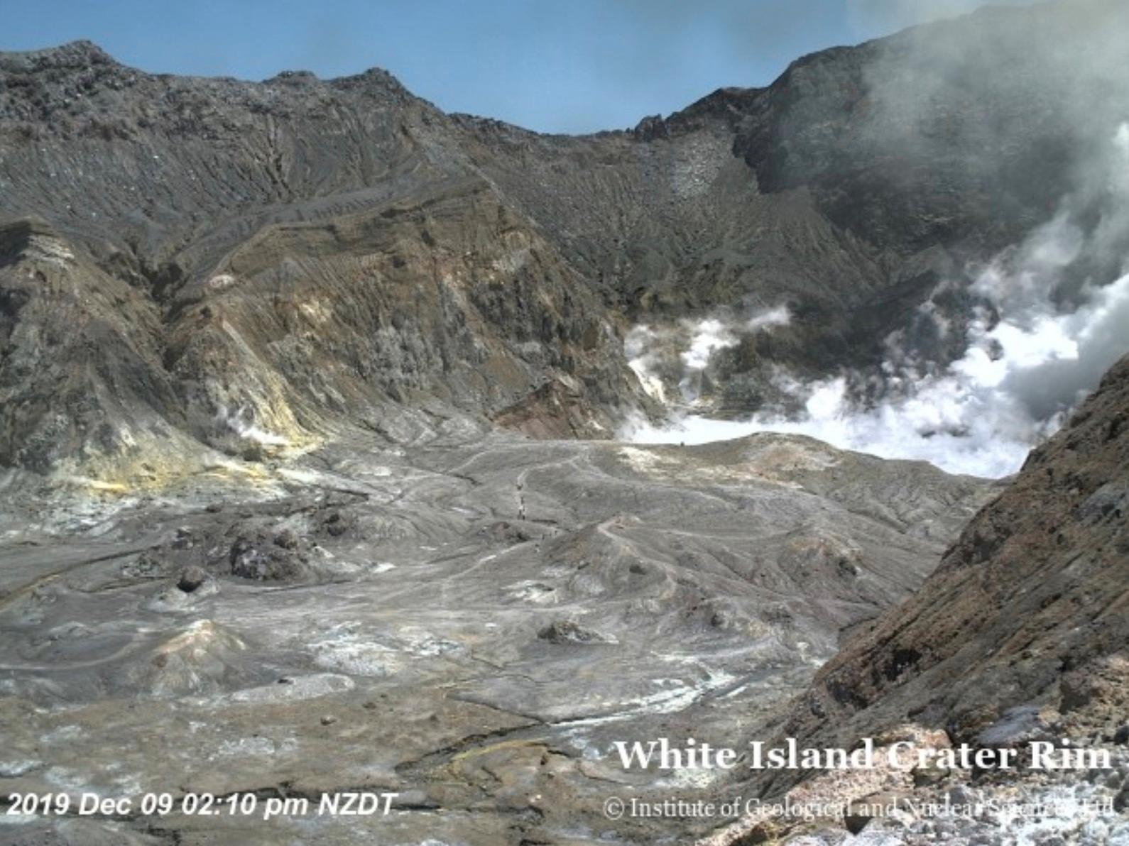 02.10: Webbkameran visar hur människor går nere i kratern.