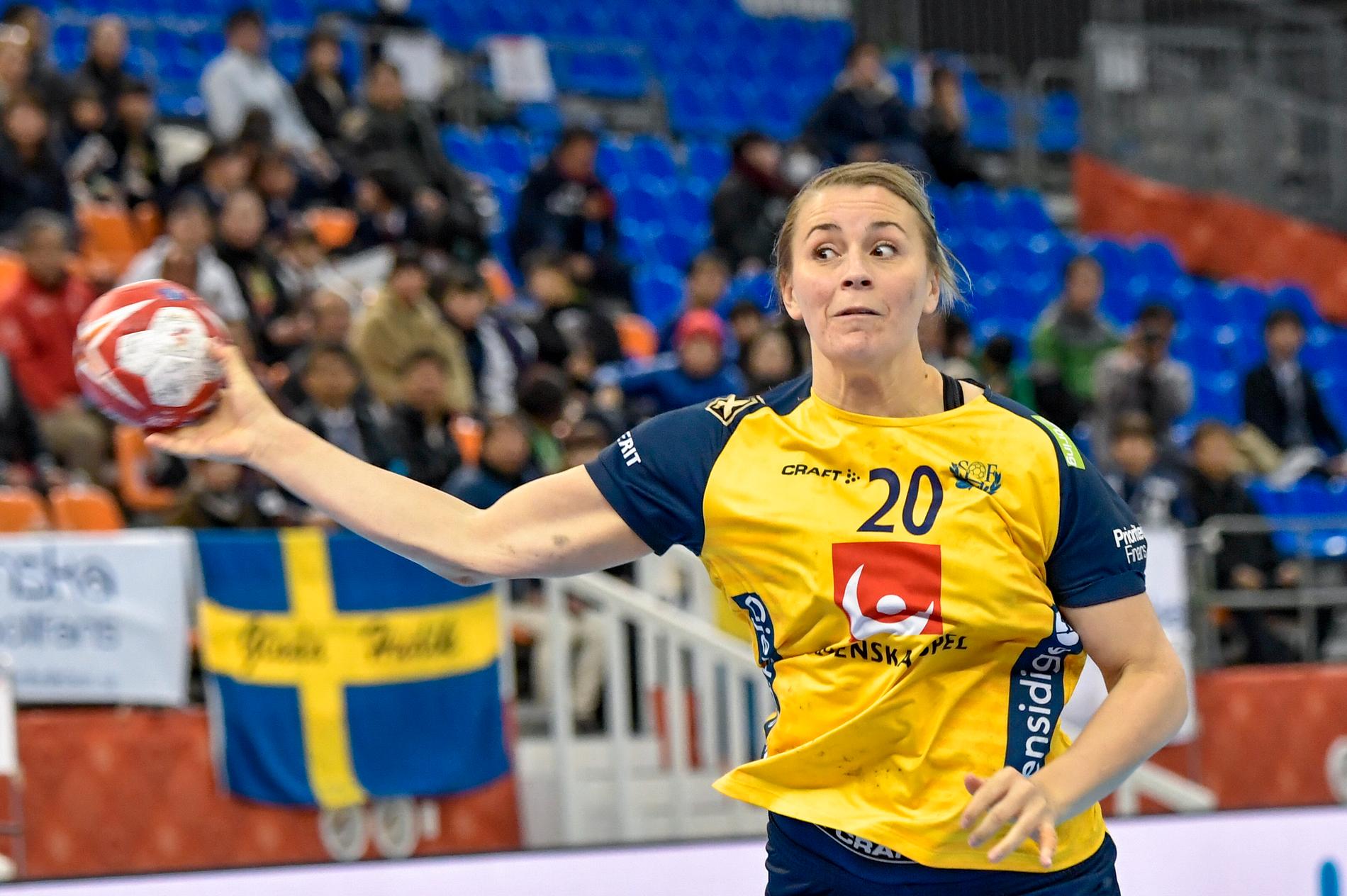 Handbolls-EM är i fara för Bella Gulldén och de andra i landslaget i handboll. Danmark tänker hoppa av värdskapet och säger att Norge också gör det utan ekonomiska garantier. Arkivbild.