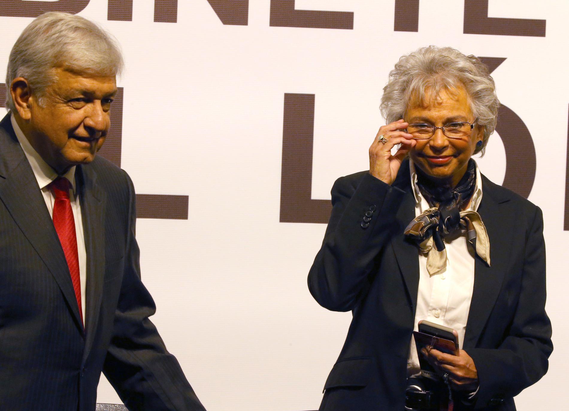 Den tillträdande presidenten Andrés Manuel López Obrador (till vänster) med blivande inrikesminister Olga Sánchez Cordero (till höger). Arkivbild.