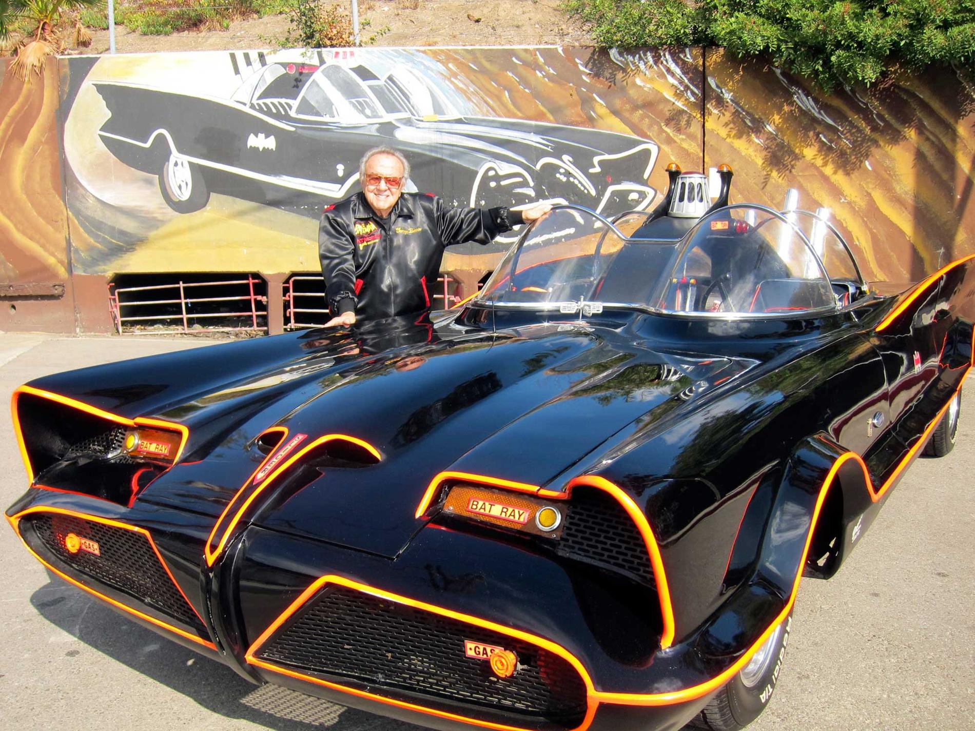 George Barris poserar med den urspungliga Batmobilen.