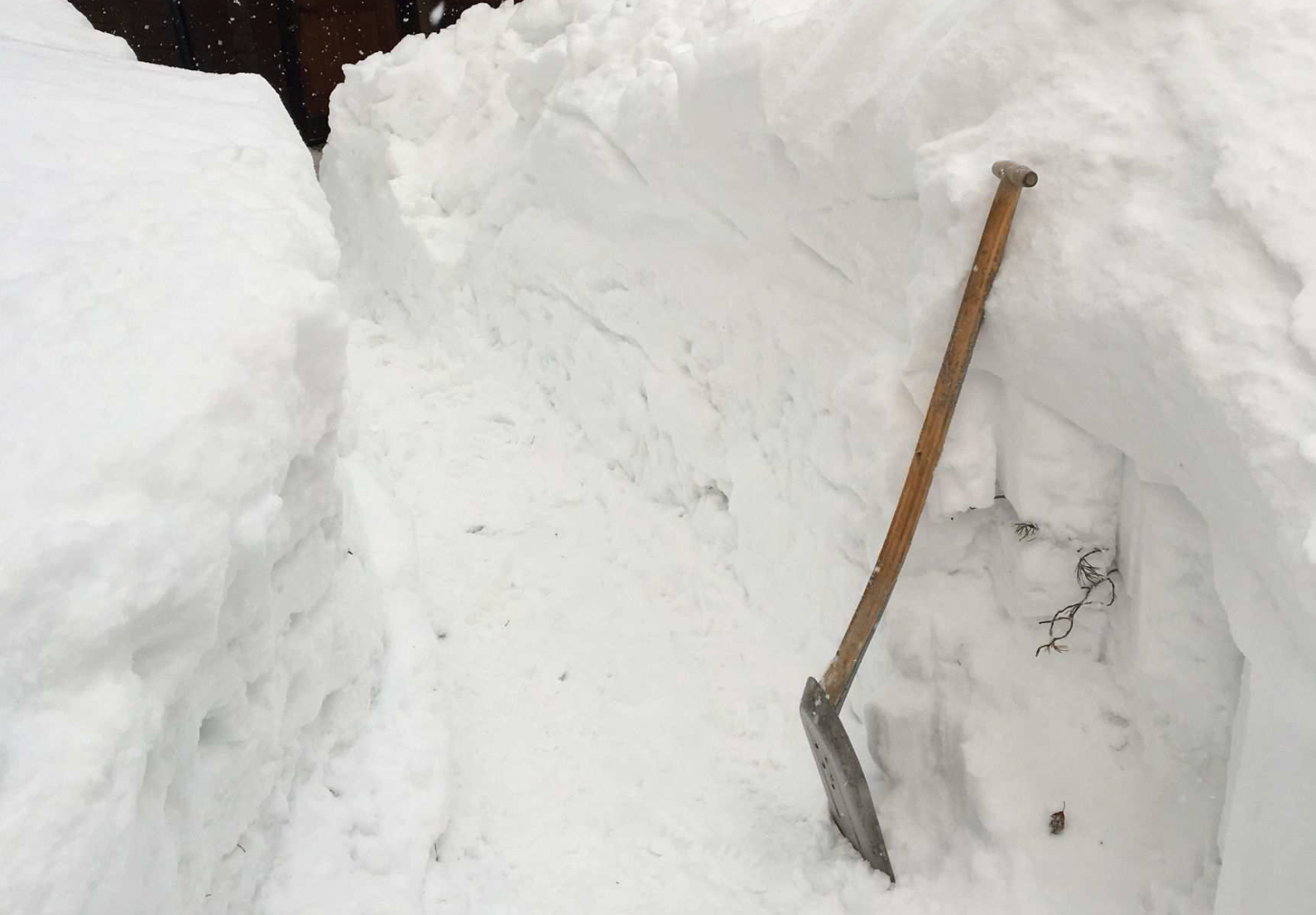 Skyffeln är cirka 110 centimeter lång. Det låg drivor med snö i gången till huset när kvinnan hittades, enligt förundersökningen. 