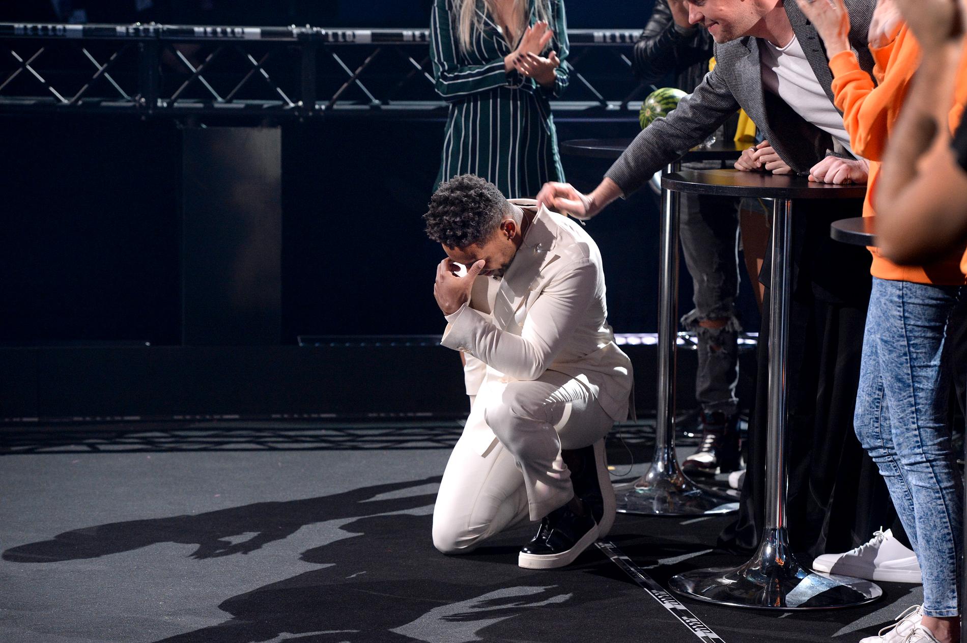 John Lundvik föll ner på knä när han fått resultatet och insåg att han tagit sig till final i Melodifestivalen 2018.
