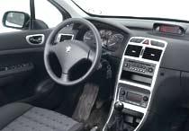 Peugeot har höjt kvalitetskänslan rejält och alla knappar och spakar sitter på rätt ställe. Fjärren till stereon som skymtar bakom ratten är kopierad från Renault och utmärkt.