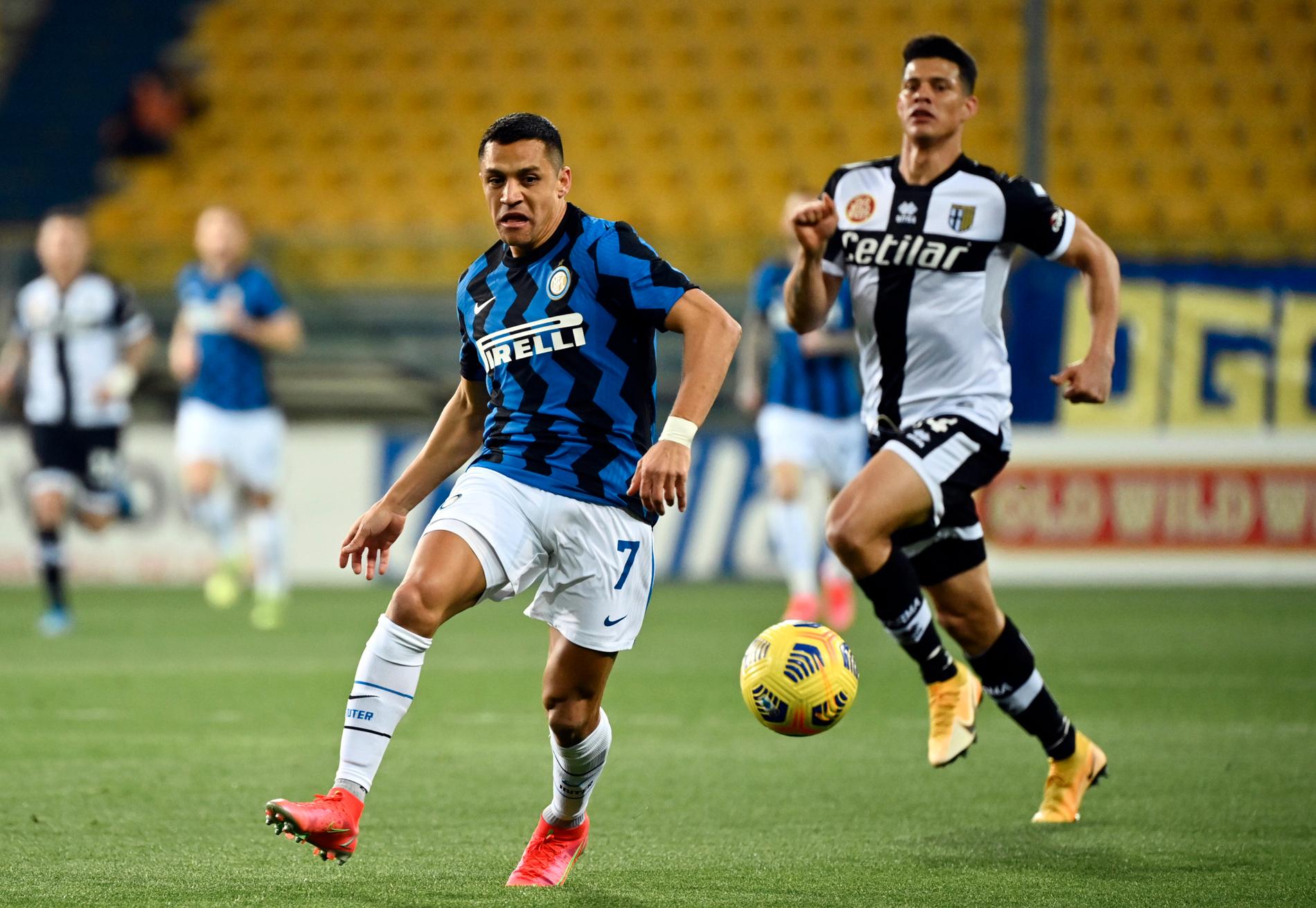 Alexis Sánchez blev matchhjälte för Inter med båda målen i 2–1-segern borta mot Parma.