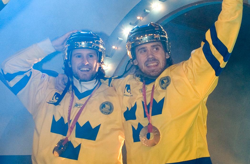 Niklas Kronwall och Henrik Zetterberg firar OS-guldet 2006 i Stockholm.
