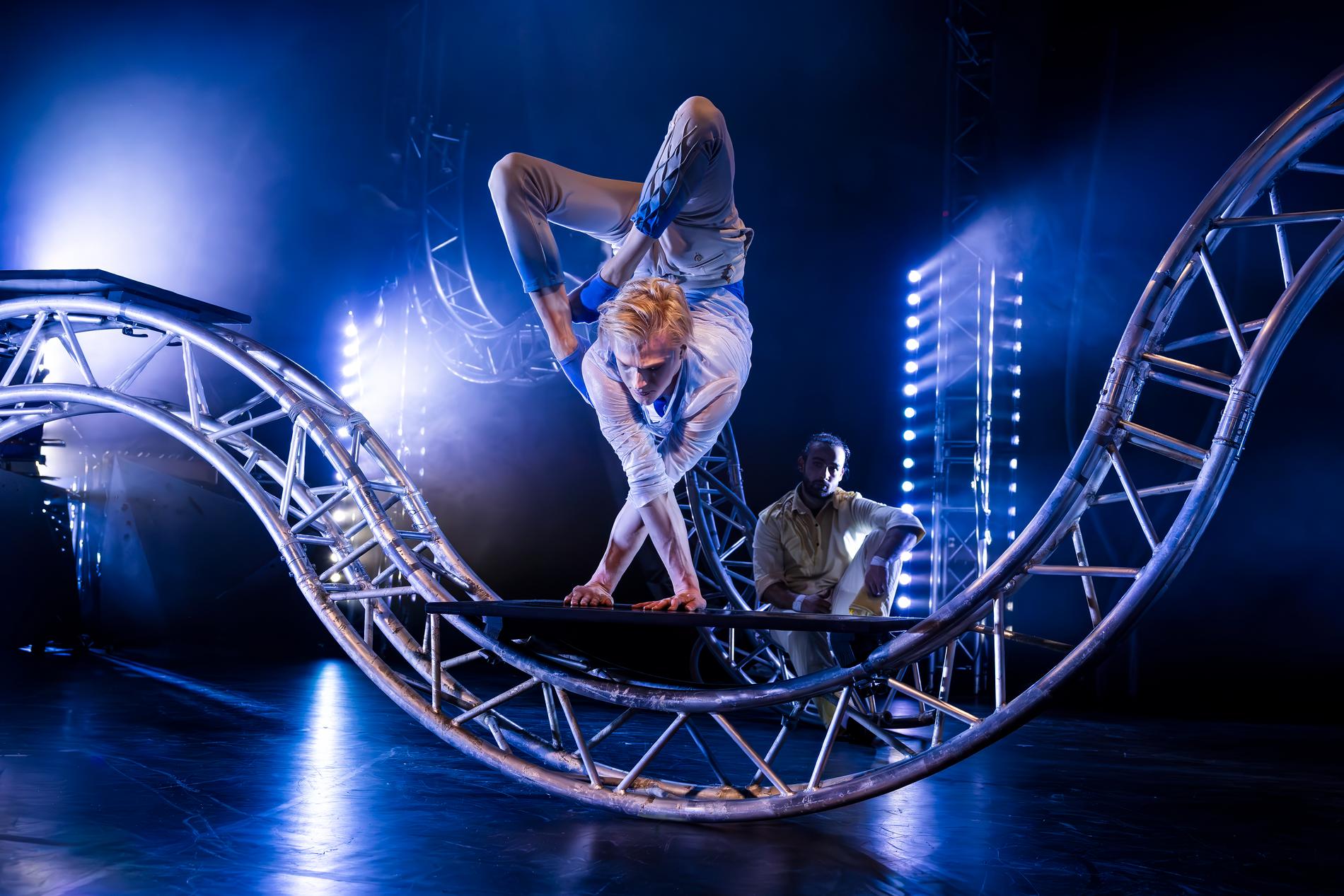 Vighetsartisten Kalle Pikkuharju skadades tyvärr, och kunde därför inte utföra sina nummer på premiären av  Cirkus Cirkörs nya verk ”Tipping Point”, som ägde rum i samband med festivalen Cirkusmania. 