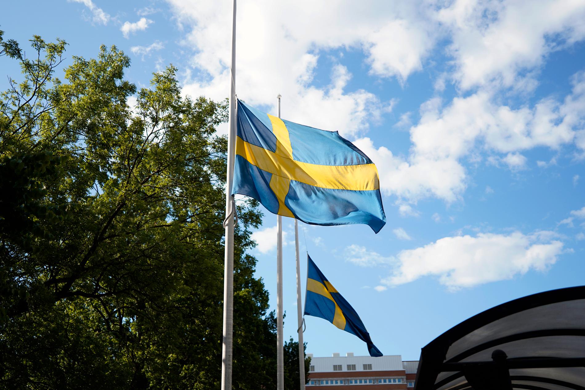 Flaggor på halv stång vid polishuset i Göteborg.