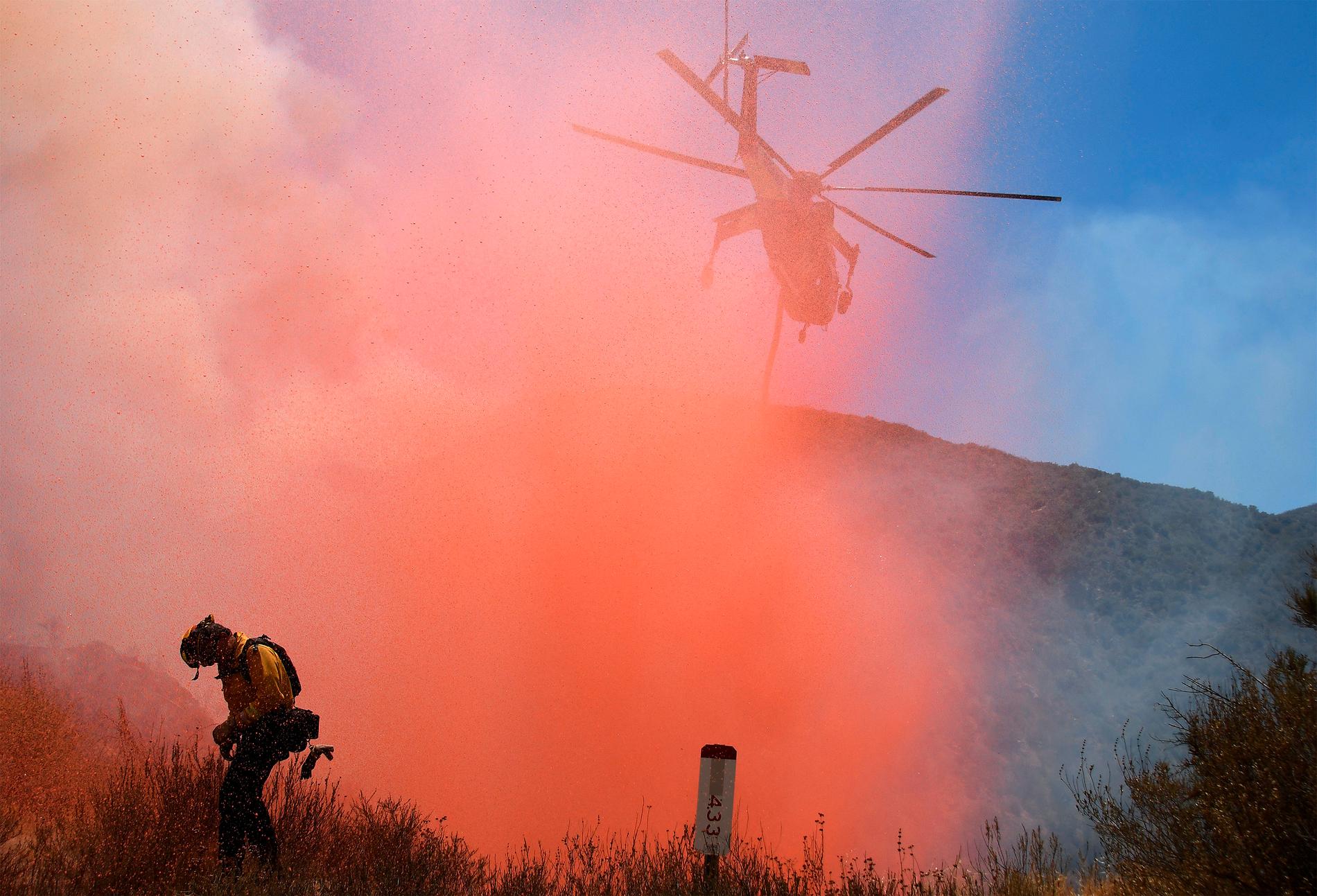 En brandman hamnar mitt i ett utsläpp av brandskyddsmedel.