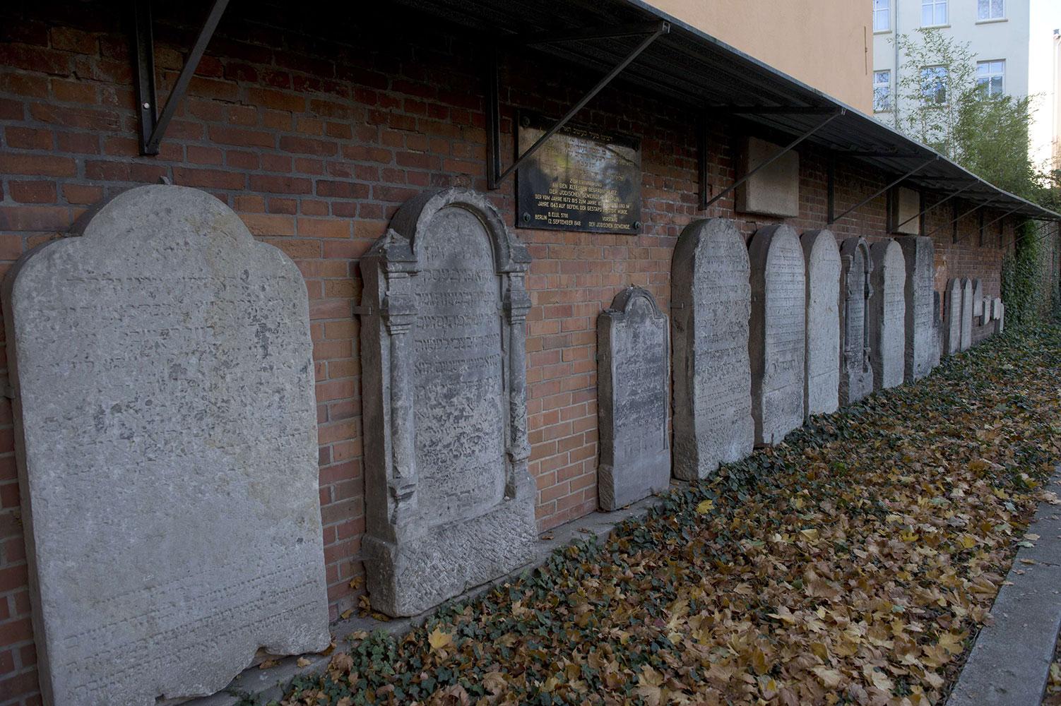 Gestapochefen begravdes i en massgrav på en judisk kyrkogård i centrala Berlin.
