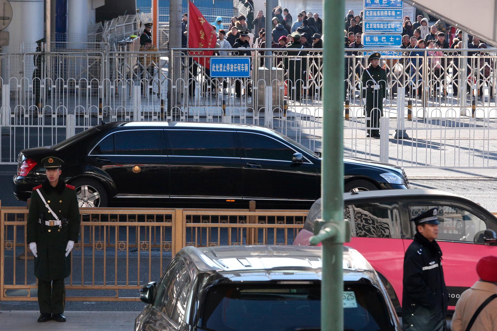 En konvoj vid järnvägsstationen i Peking som Nordkoreas ledare Kim Jong-Un anlände till i tisdags. Arkivbild.