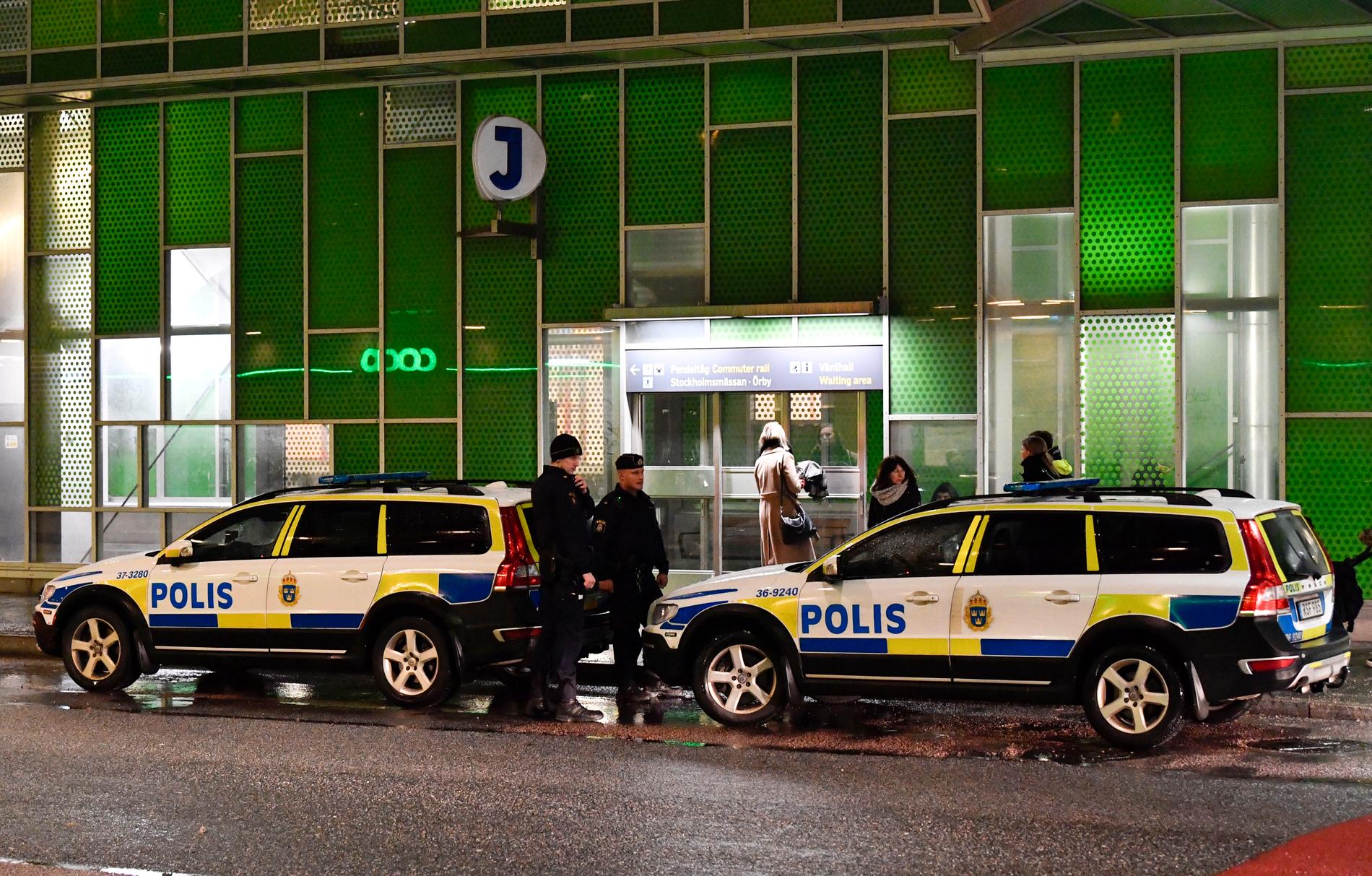 En man sköts till döds på Älvsjö station i mars. Nu begärs en ung man häktad. Arkivbild.