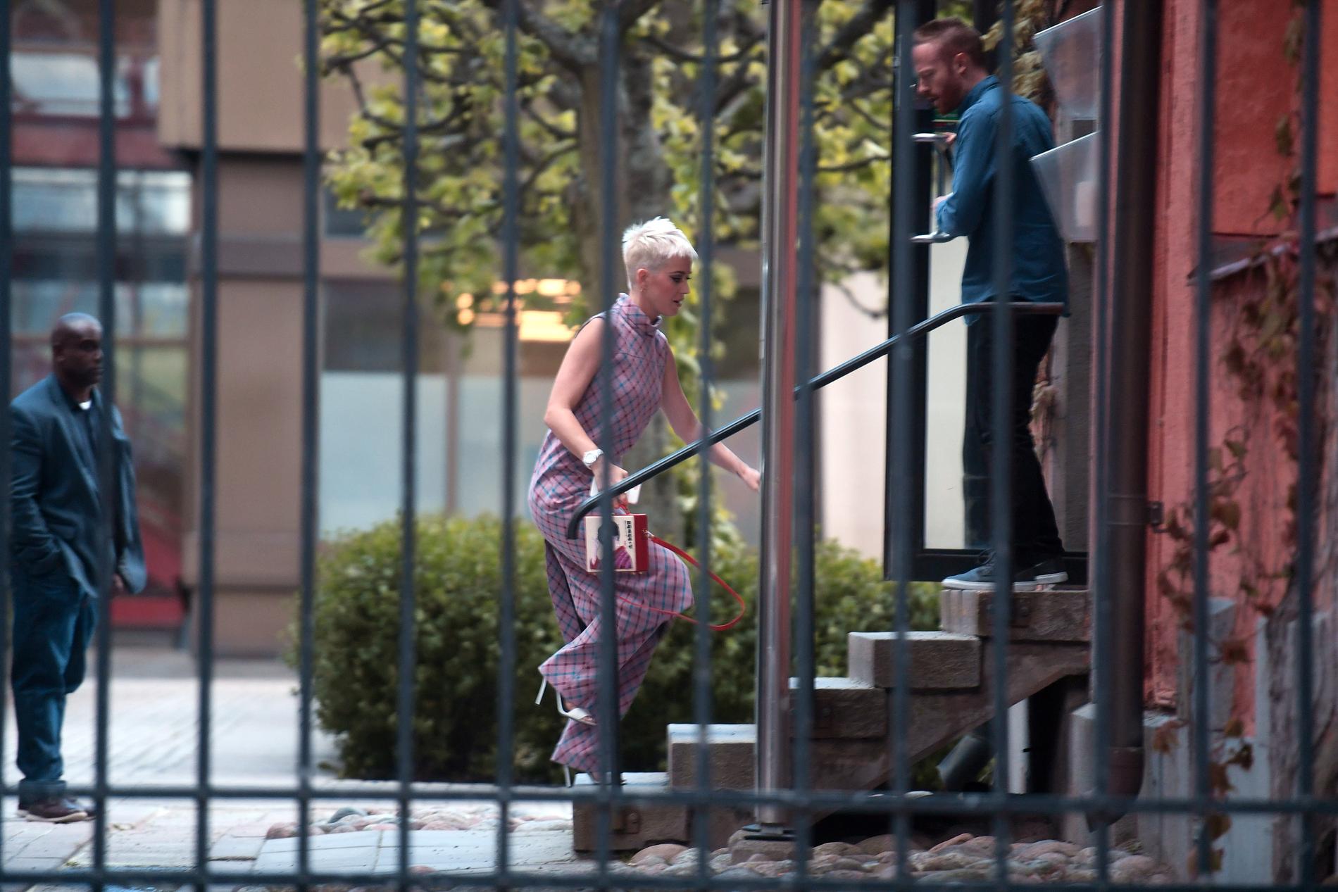 Katy Perry dök under torsdagen upp på en adress på Östermalm efter att ha hållit sig tillbakadragen under sin Sverigevistelse såhär långt.