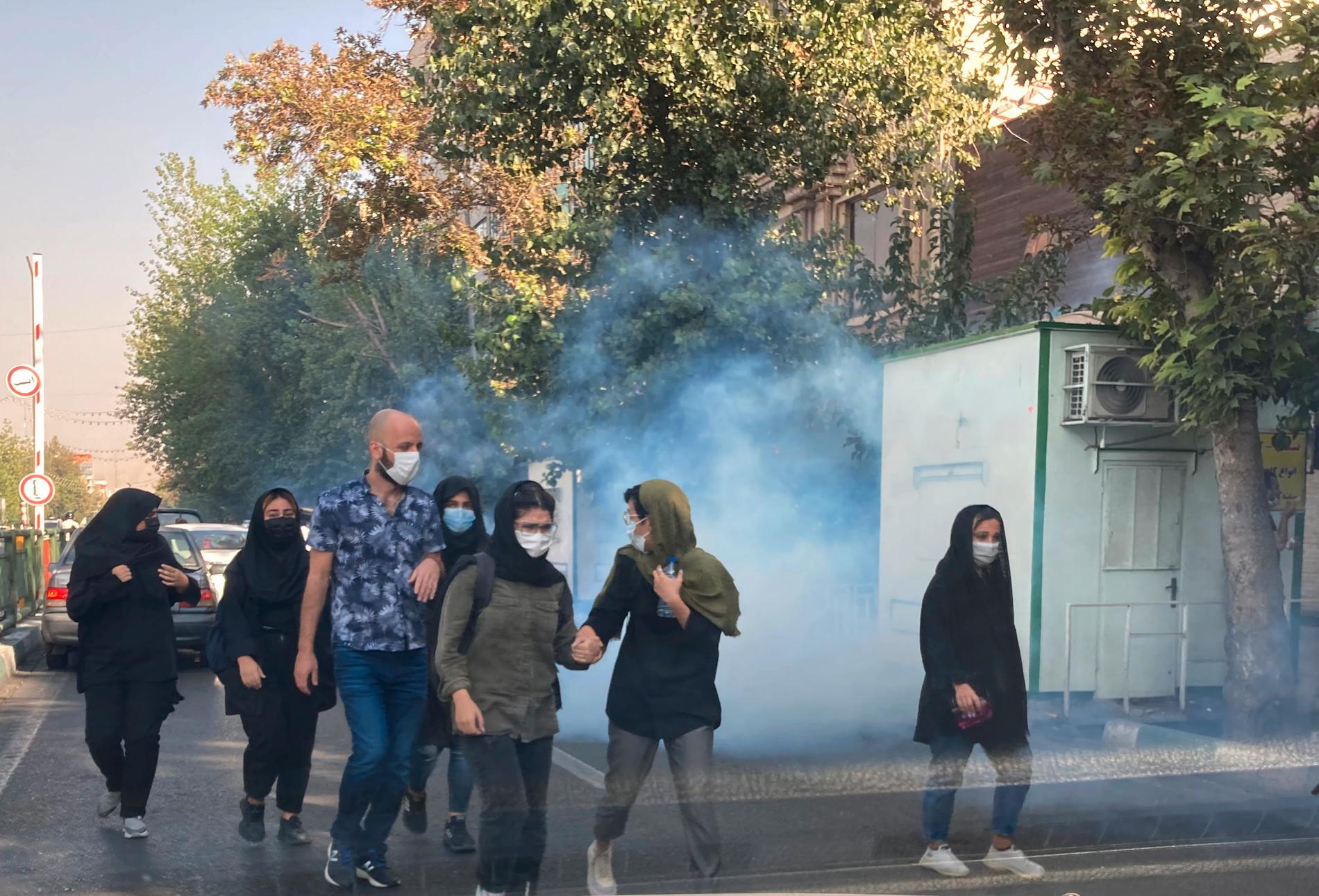 Regimens säkerhetsstyrkor använder tårgas mot demonstranter vid universitetet i Teheran. Bild från den 1 oktober. 