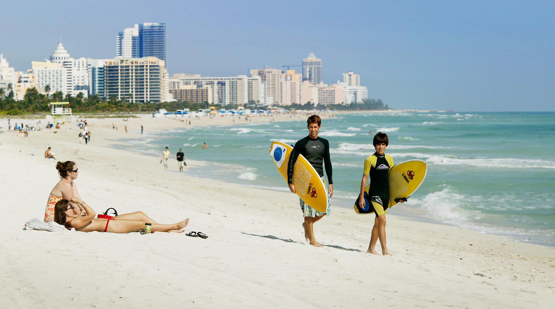 13. Miami Beach, Florida Trendigt och superchict. Hit kommer människor från hela världen för att spana in stranden, art deco-husen och det vackra folket som partajar på de många exklusiva barerna och nattkubbarna. Sök flyg till Florida