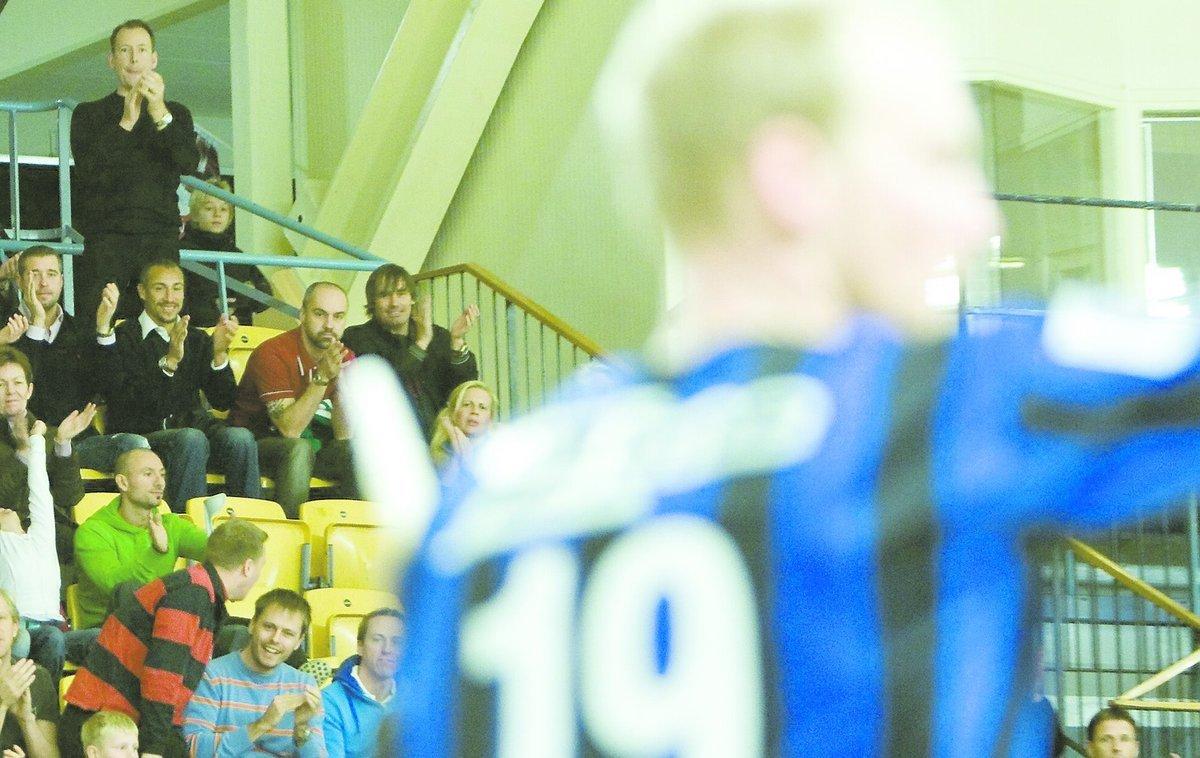 Henrik Larsson satt på läktaren när Helsingborg slog Mullsjö. Snart kan Henke vara klar för spel.