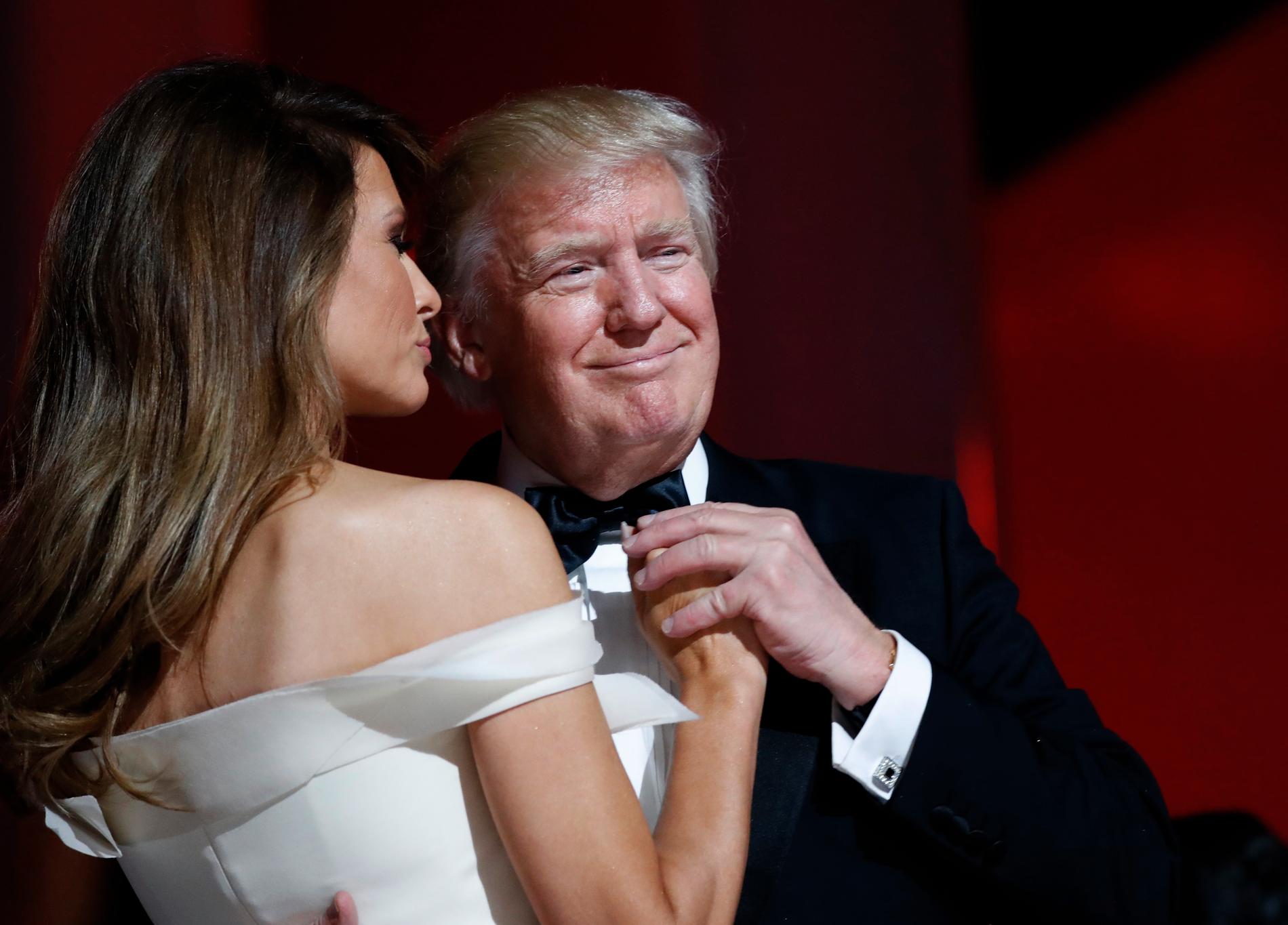 USA:s president Donald Trump dansar med sin hustru Melania Trump i samband med att han installerades till sitt ämbete i januari 2017. Arkivbild.