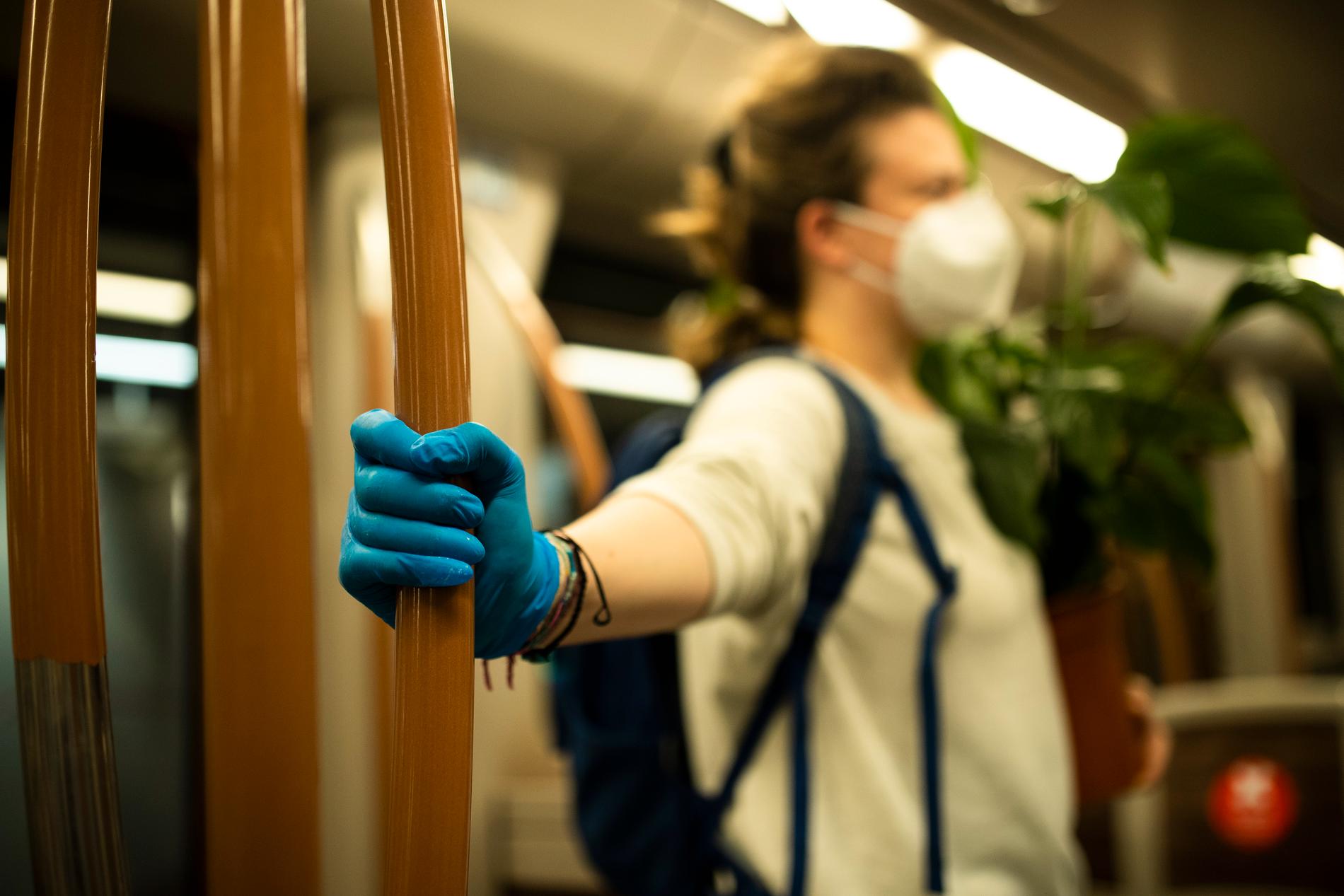 En kvinna bär munskydd i Bryssels tunnelbana, något som blivit obligatoriskt i kollektivtrafiken.