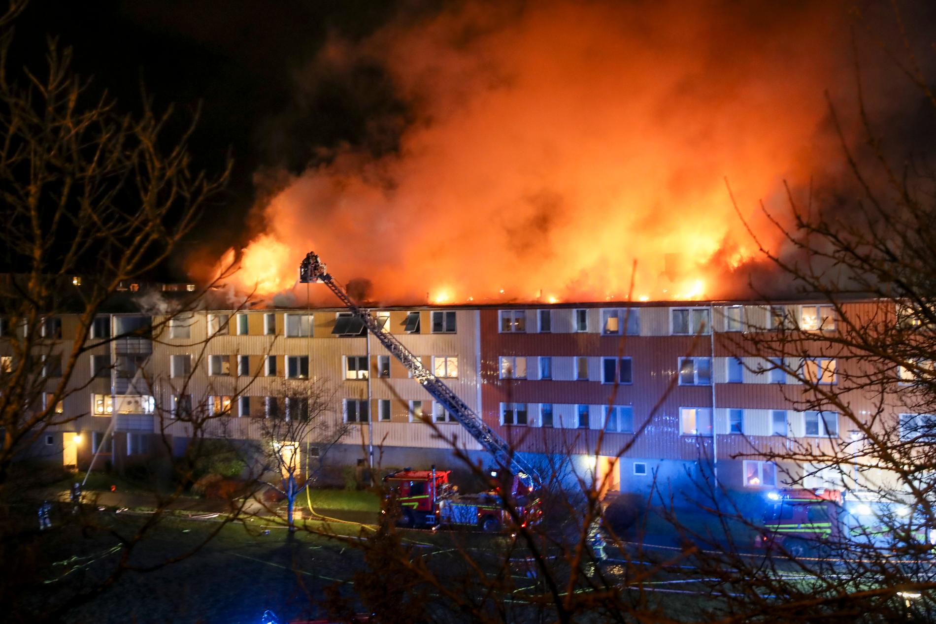 Det brinner i ett flerfamiljshus i Göteborg. Släckningsarbetet väntas pågå hela natten.