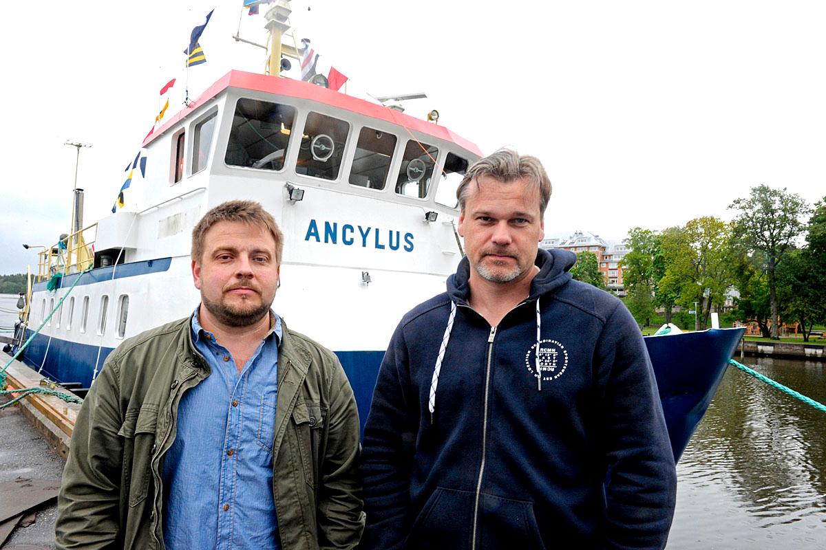 Skattletarna Peter Lindberg och Dennis Åberg  framför sitt expeditionsfartyg Ancylus.