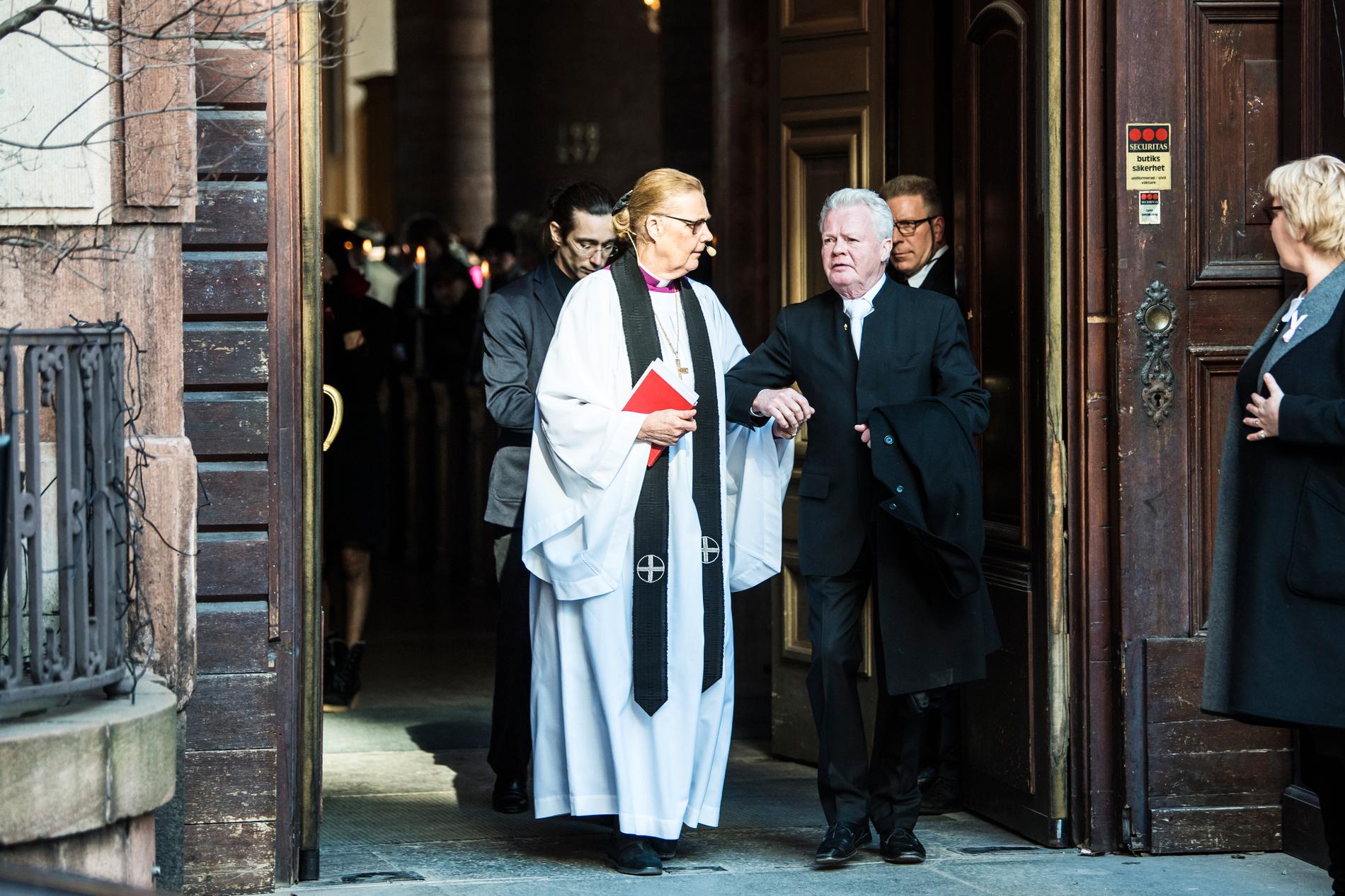 Prästen Caroline Krook och Nils-Åke Häggbom, Kjerstin Dellerts make sedan 50 år. 