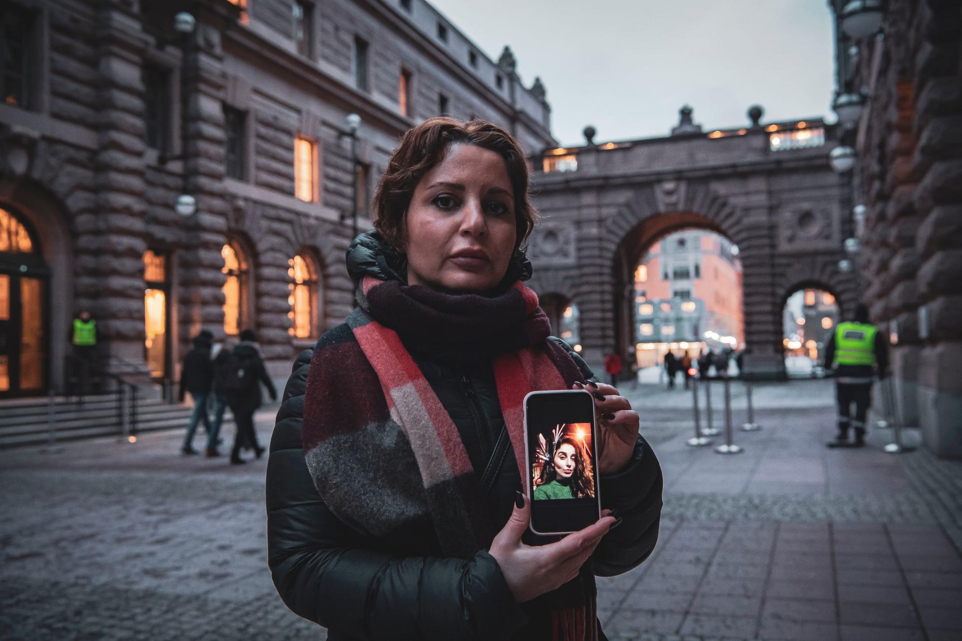 Rose Modaressi har under två månaders tid kämpat för att uppmärksamma svenska politiker på sin syster Elhams situation i fängelset utanför Teheran.