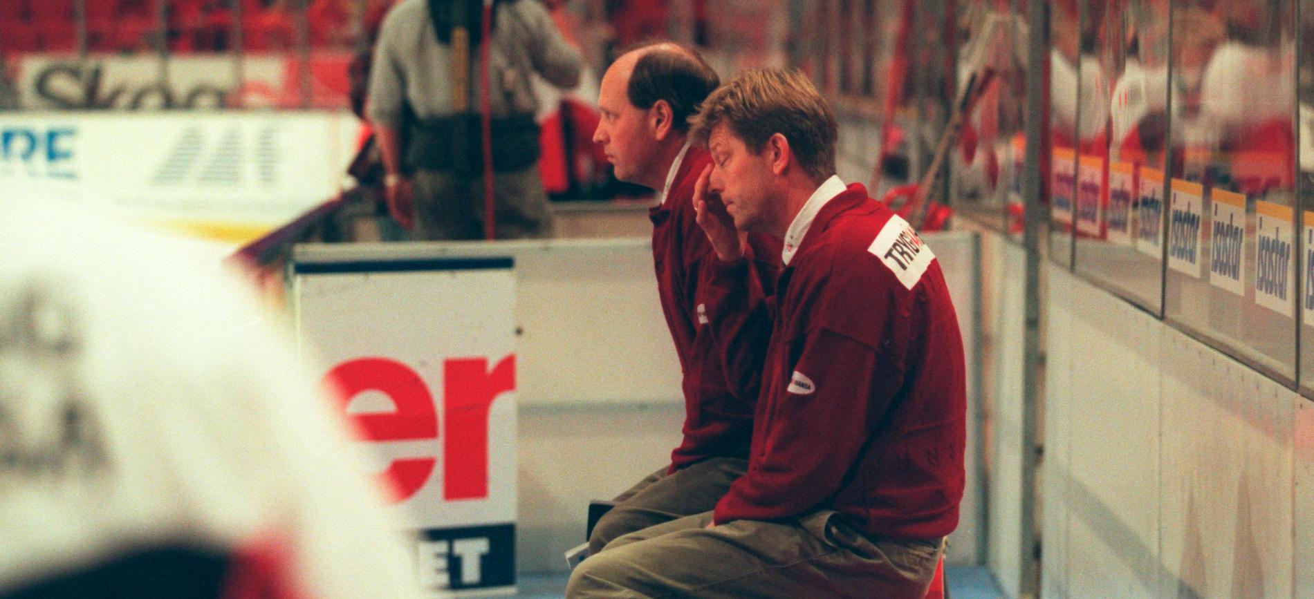 Wille Löfqvist och Tommy Sandlin deppar i Brynäs-båset efter en förlust 1995