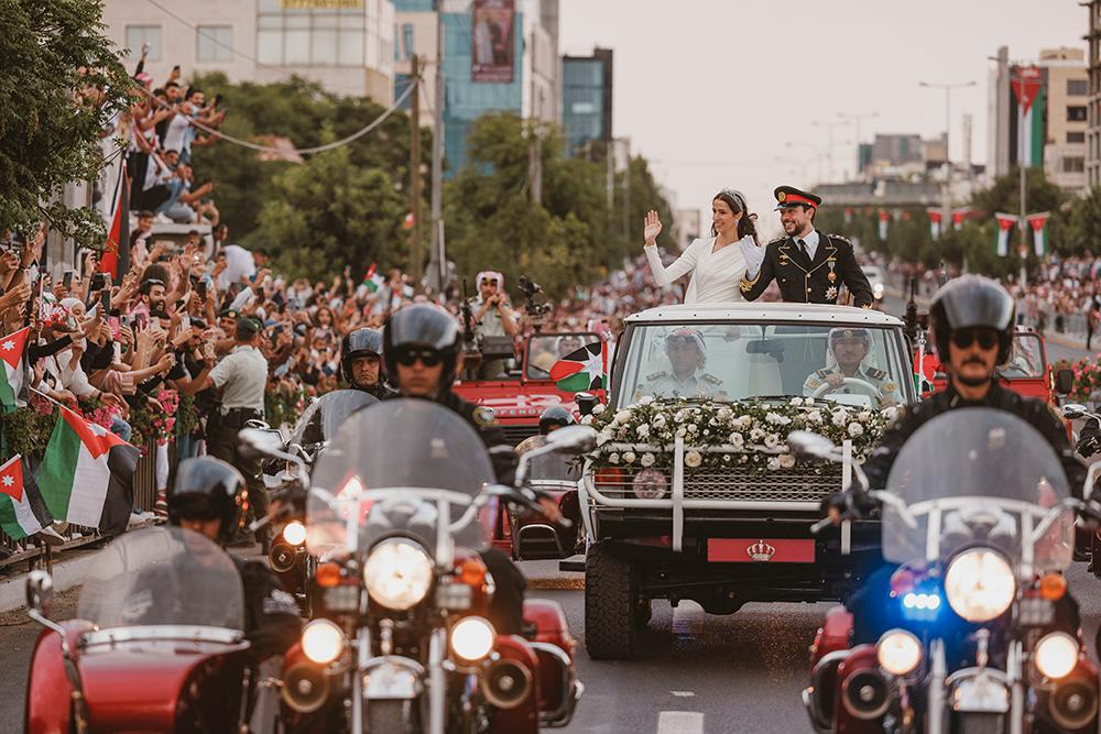 Efter vigselceremonin åkte brudparet i kortege genom Amman i en vit Land Rover. Bilen specialbyggdes till drottning Elizabeths besök i Jordanien 1984. Tusentals människor hade samlats på gatorna i huvudstaden för att få en skymt av Jordaniens nygifta blivande kungapar. 