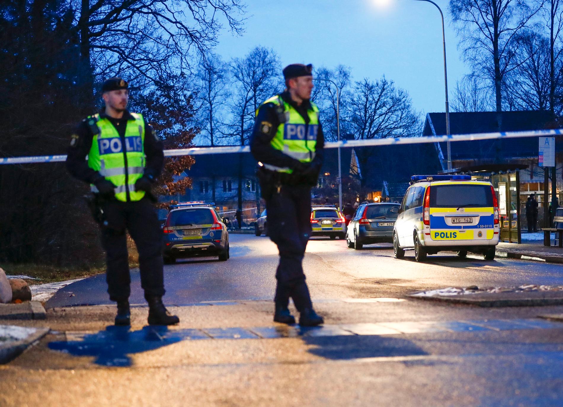 Poliser under insatsen för att hitta en sex månader gammal flicka som försvann utanför en förskola på Hisingen i Göteborg.