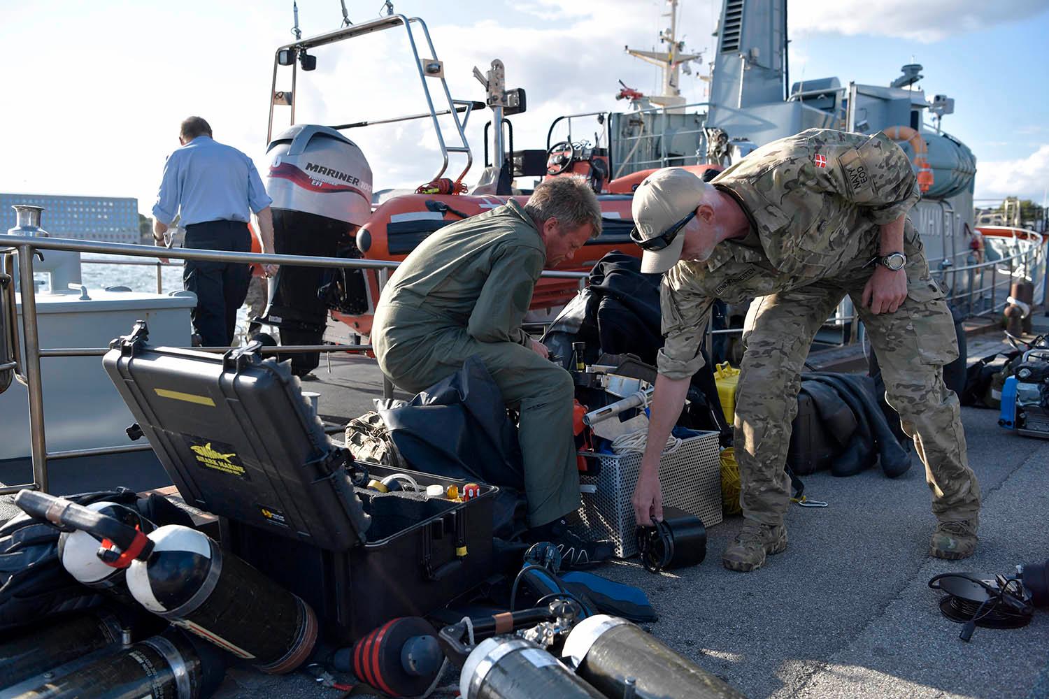 Dansk marinpersonal går i land i Köpenhamn efter söndagens sökande.
