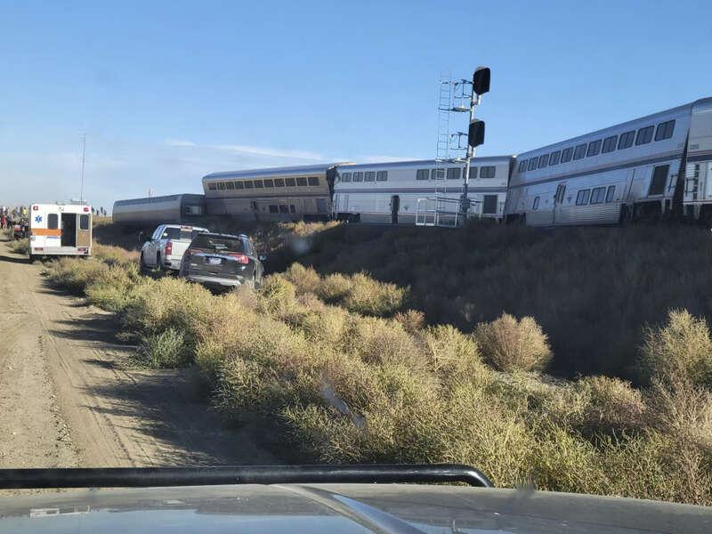 Flera personer har dött i samband med att ett tåg spårat ur i Montana i USA.