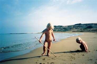 Systrarna Ella Ullsten, 3 år, och Malin, 1 år, leker på stranden Kaplica - några mil öster om Kyrenia. Här finns ett hotell, en by och nästan inga andra turister.
